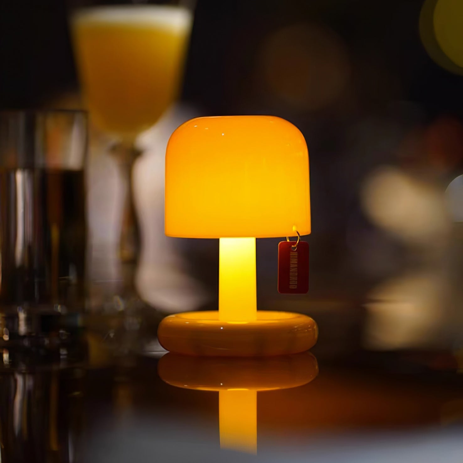 Cordless mini mushroom lamp on office desk - Contemporary workspace
