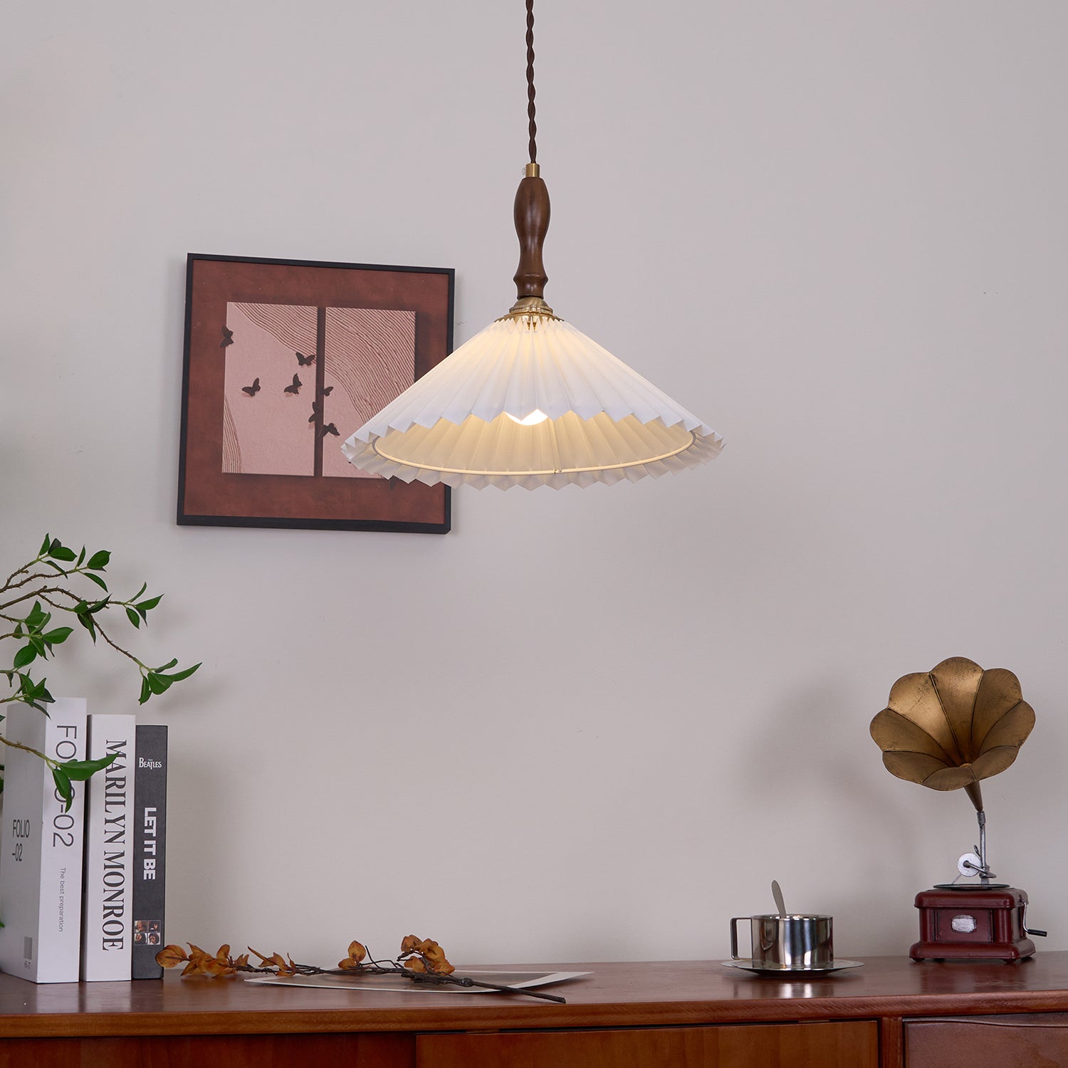 Large 30cm diameter pleated pendant light with enhanced light diffusion capacity in open space
