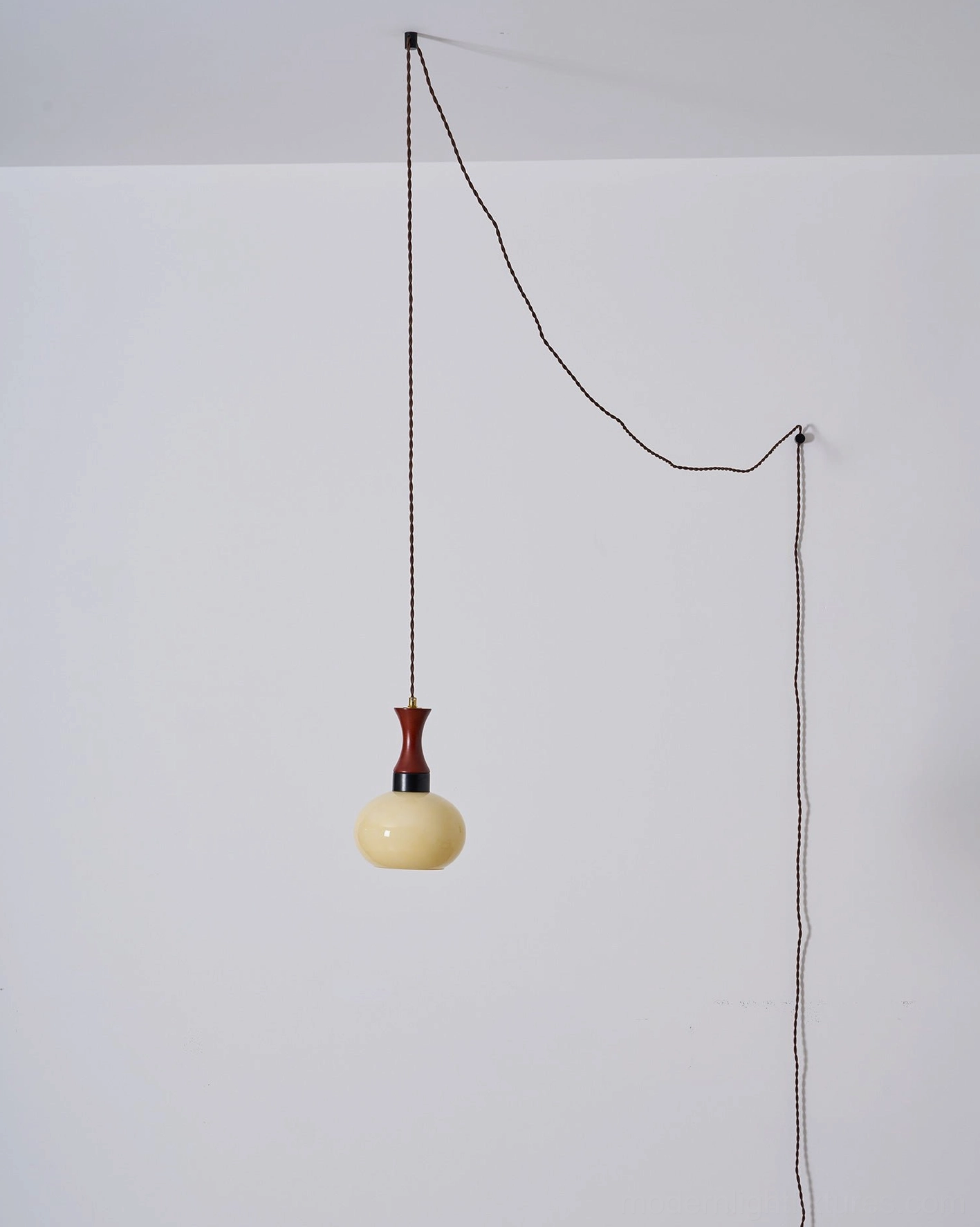 Adjustable hanging pendant light suitable for various room heights and configurations