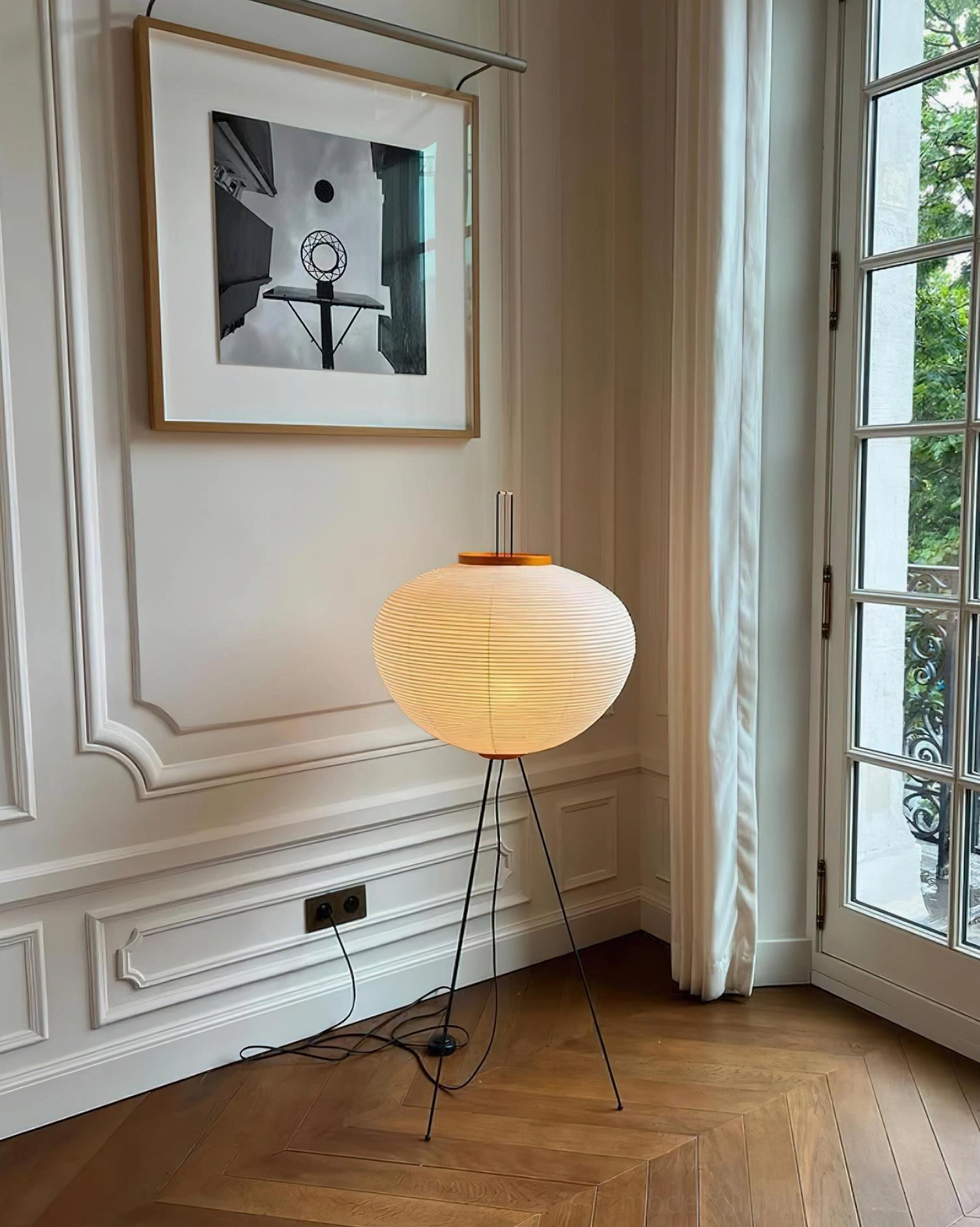 Akari 10A floor lamp paper shade translucency showing light diffusion quality and pleated pattern