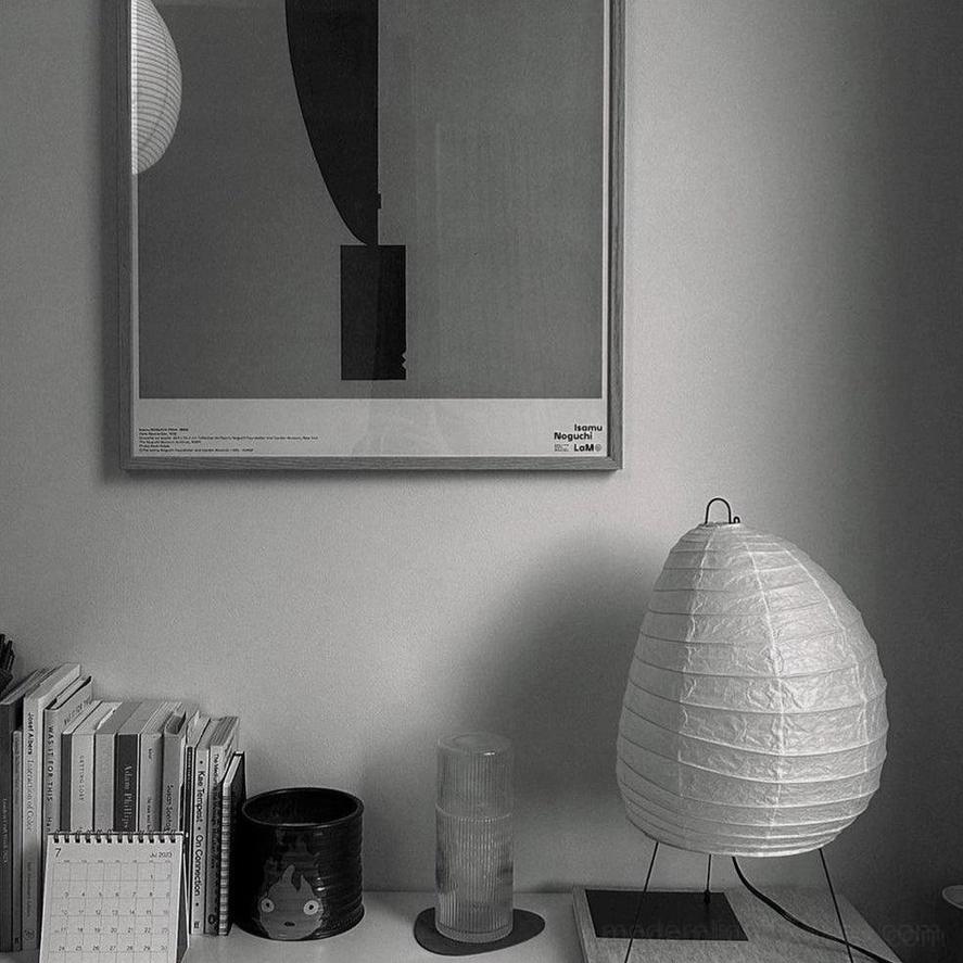 Akari 1N diffused light washi paper table lamp showing 26cm shade diameter and warm paper glow characteristics