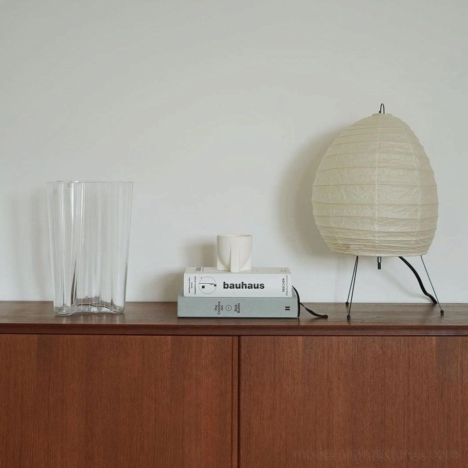 Akari 1N washi paper table lamp materials detail showing traditional washi paper, bamboo silk, and steel wire construction