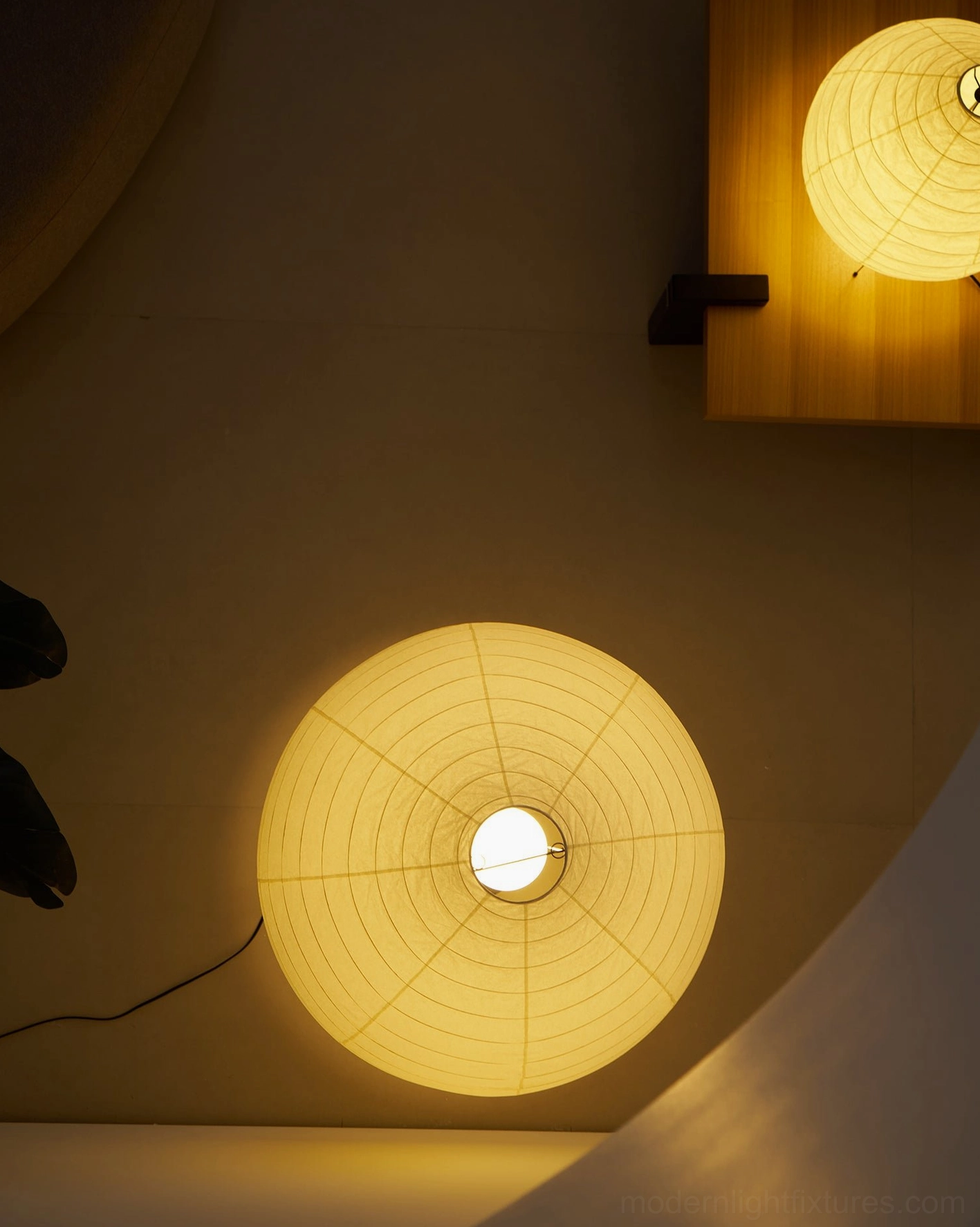 Akari 23N teardrop floor lamp detailed view showing handcrafted washi paper construction