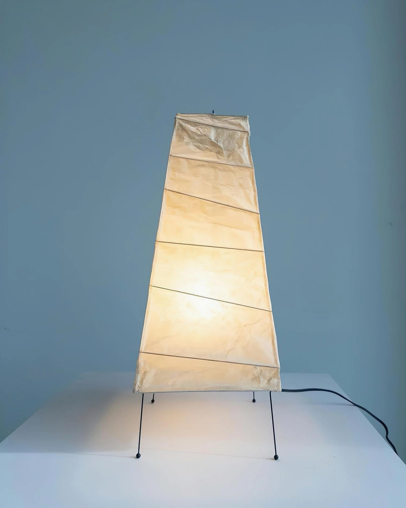 Akari 4N table lamp close-up showing folded paper shade construction and detail