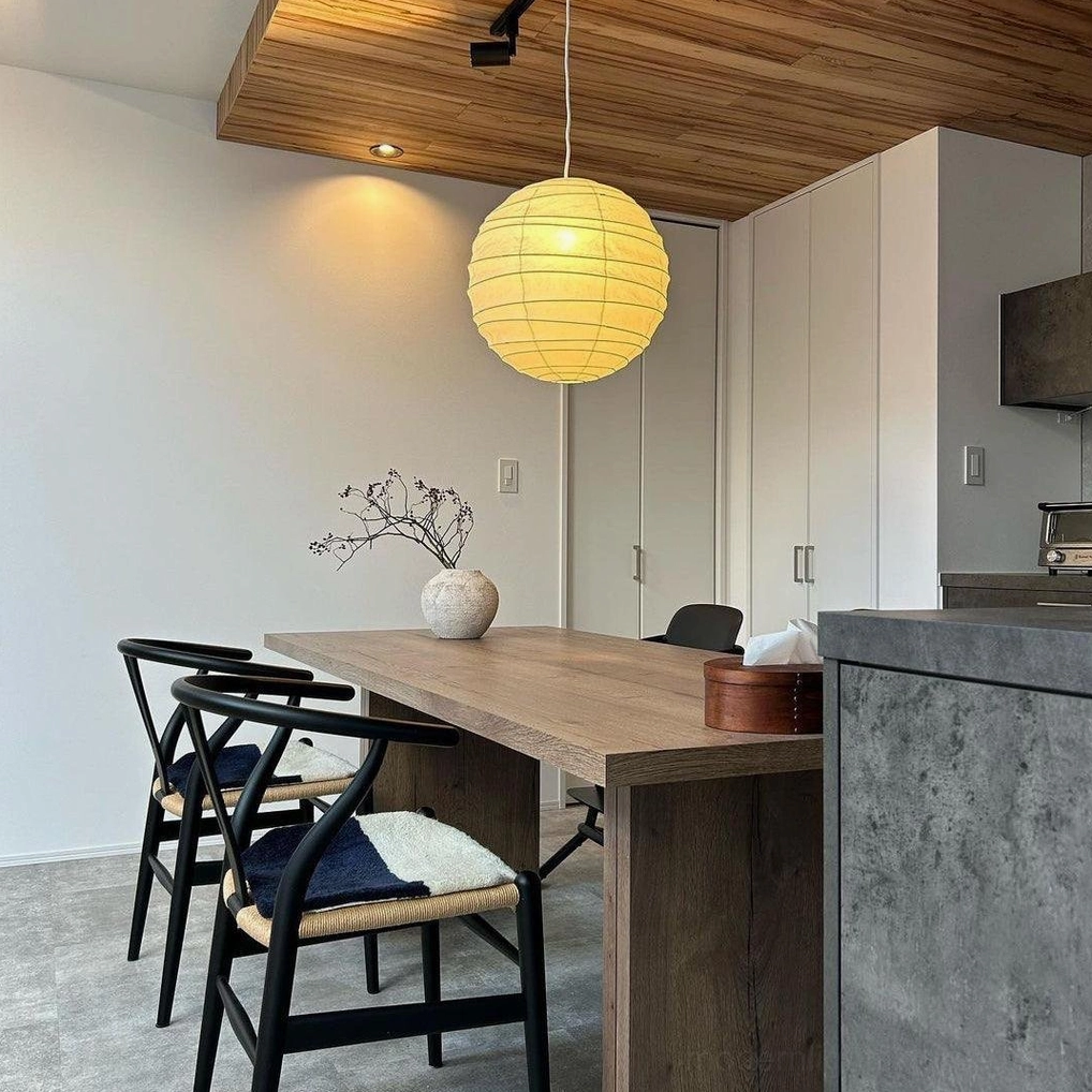 Akari D pendant lamp - 45cm petite size detail showing handmade paper craftsmanship