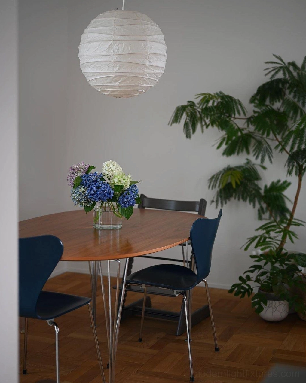 Akari D pendant lamp side profile - showing spherical paper shade and suspended wire mounting system