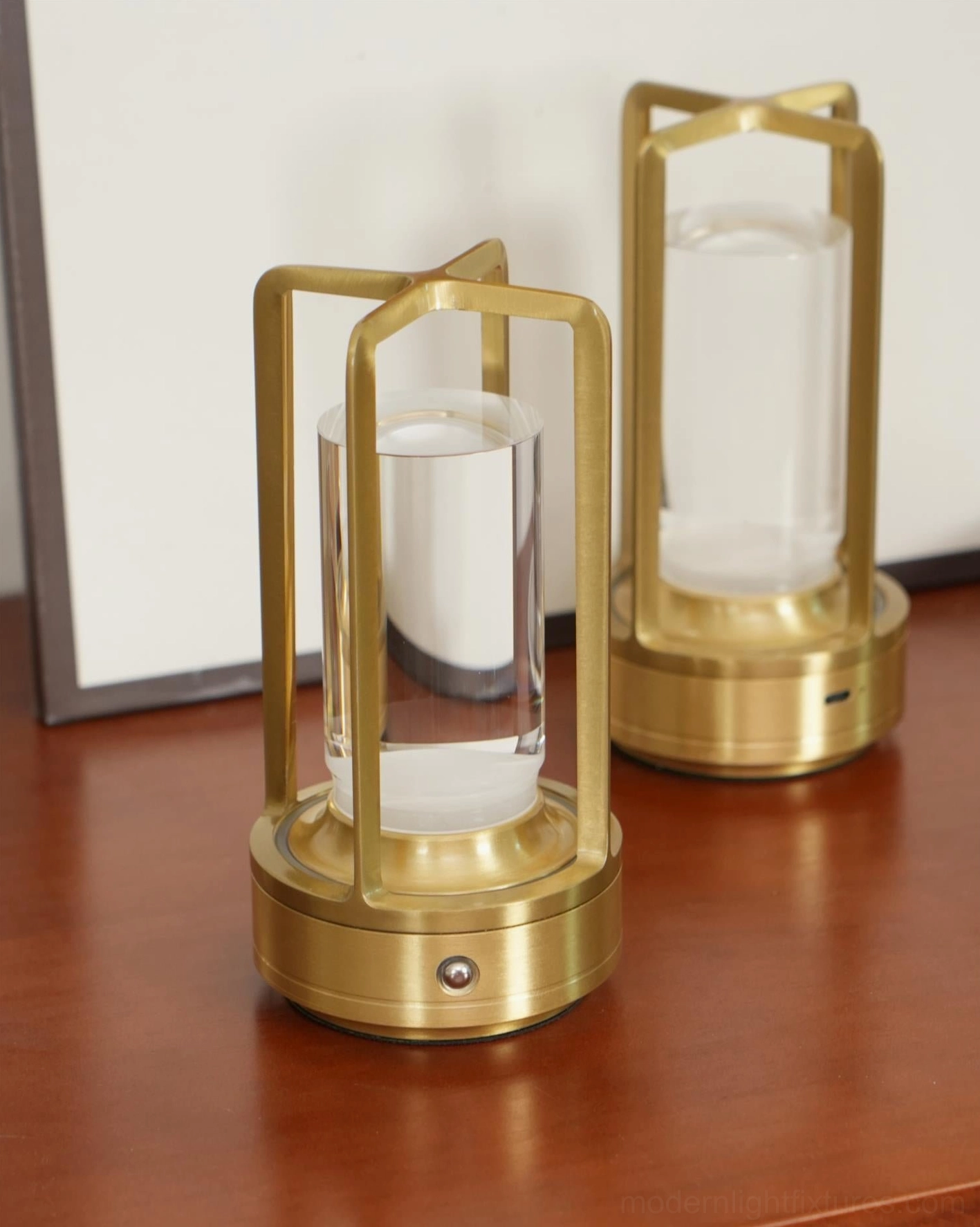 Aura Gleam table lamp showing aluminum frame construction and crystal-clear glass shade detail