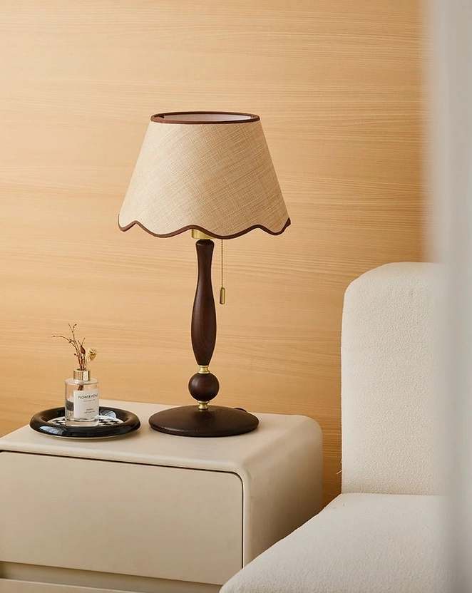 Brass pull-chain switch and E27 socket detail of scalloped table lamp showing bulb compatibility switching mechanism and brass hardware