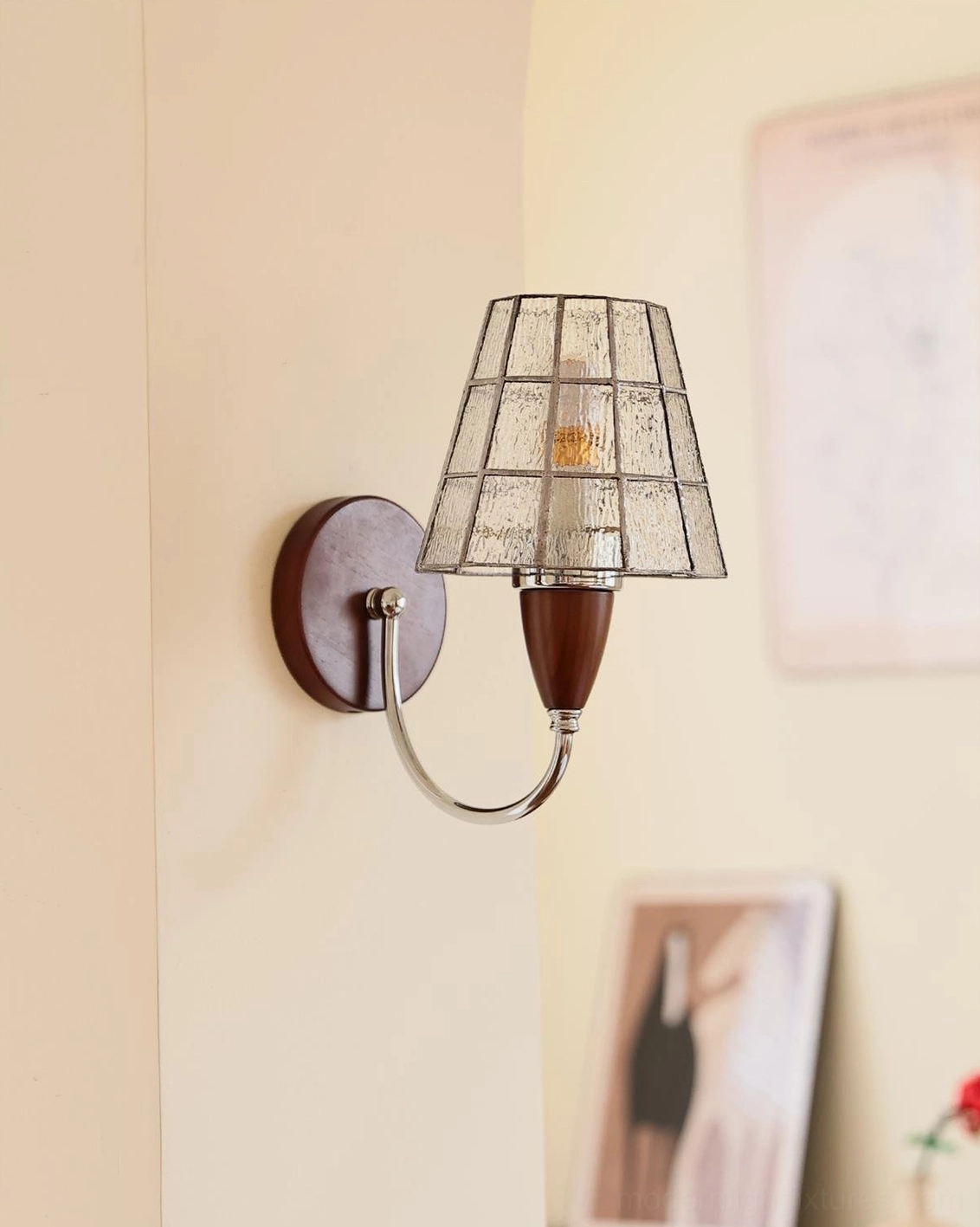 Cavero vintage-style wall sconce with Tiffany stained glass design and mid-century metal craftsmanship