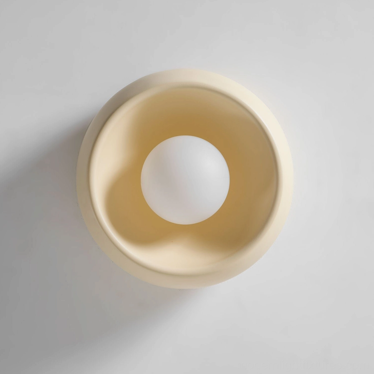 Ceiling light fixture showing 2.5kg lightweight carbon steel construction for secure mounting