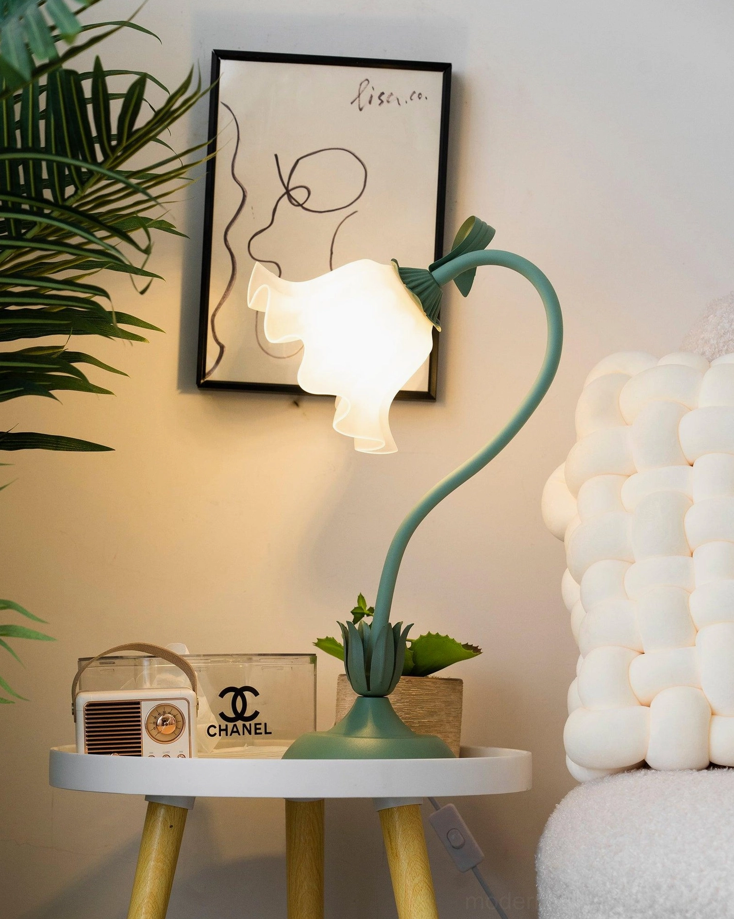 Contemporary lily flower table lamp with E26 E27 socket on decorative side table interior