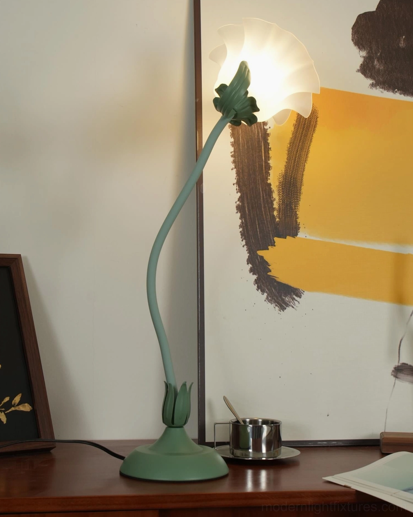 Contemporary lily flower table lamp E26 E27 socket with LED equivalent 40W incandescent