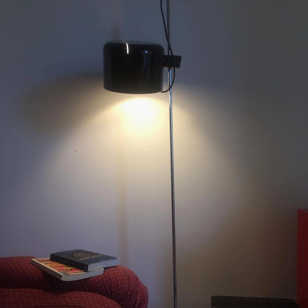 Modern Coupé floor lamp base detail showing weighted metal construction and pole attachment