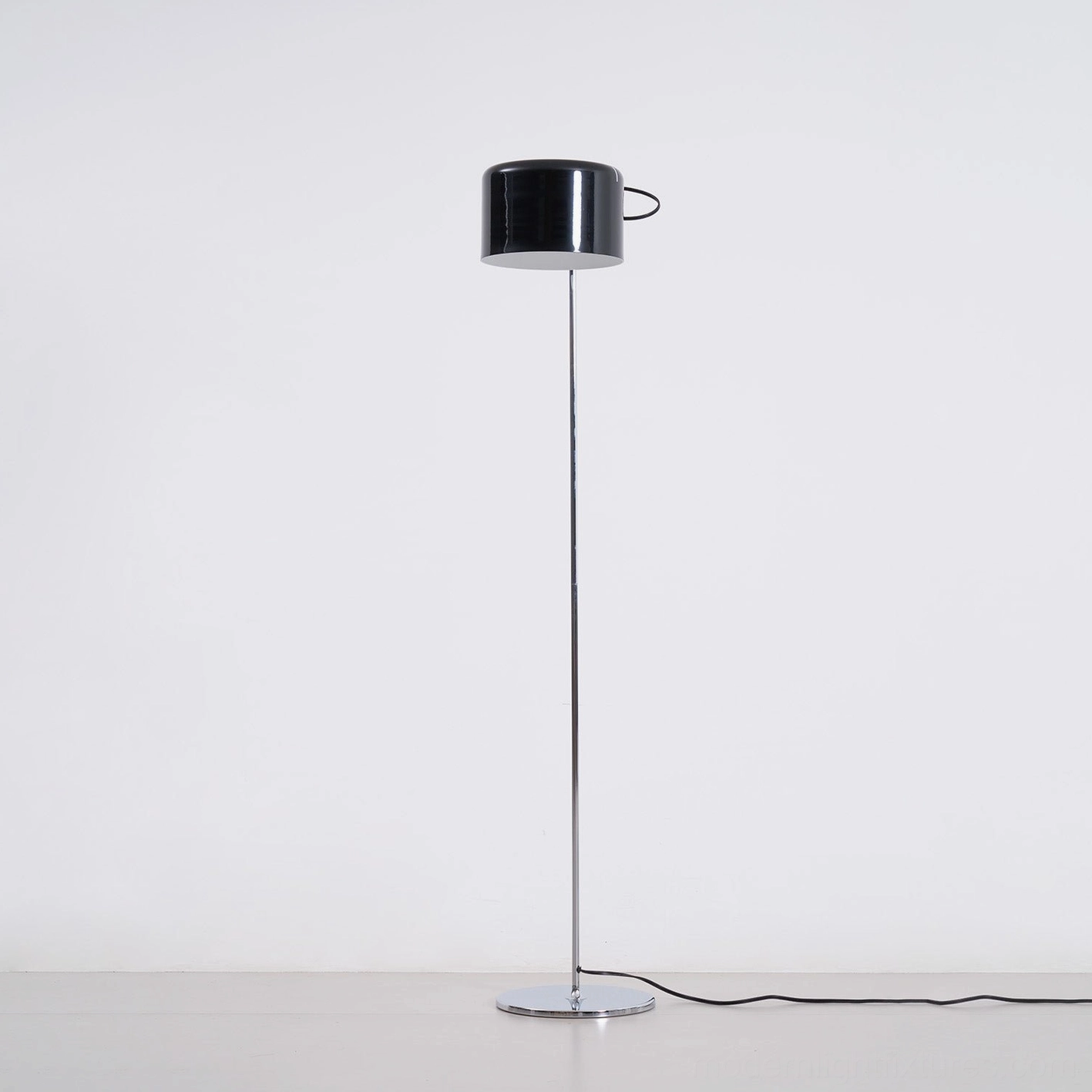 Coupé floor lamp close-up showing weighted base stability and pole construction detail