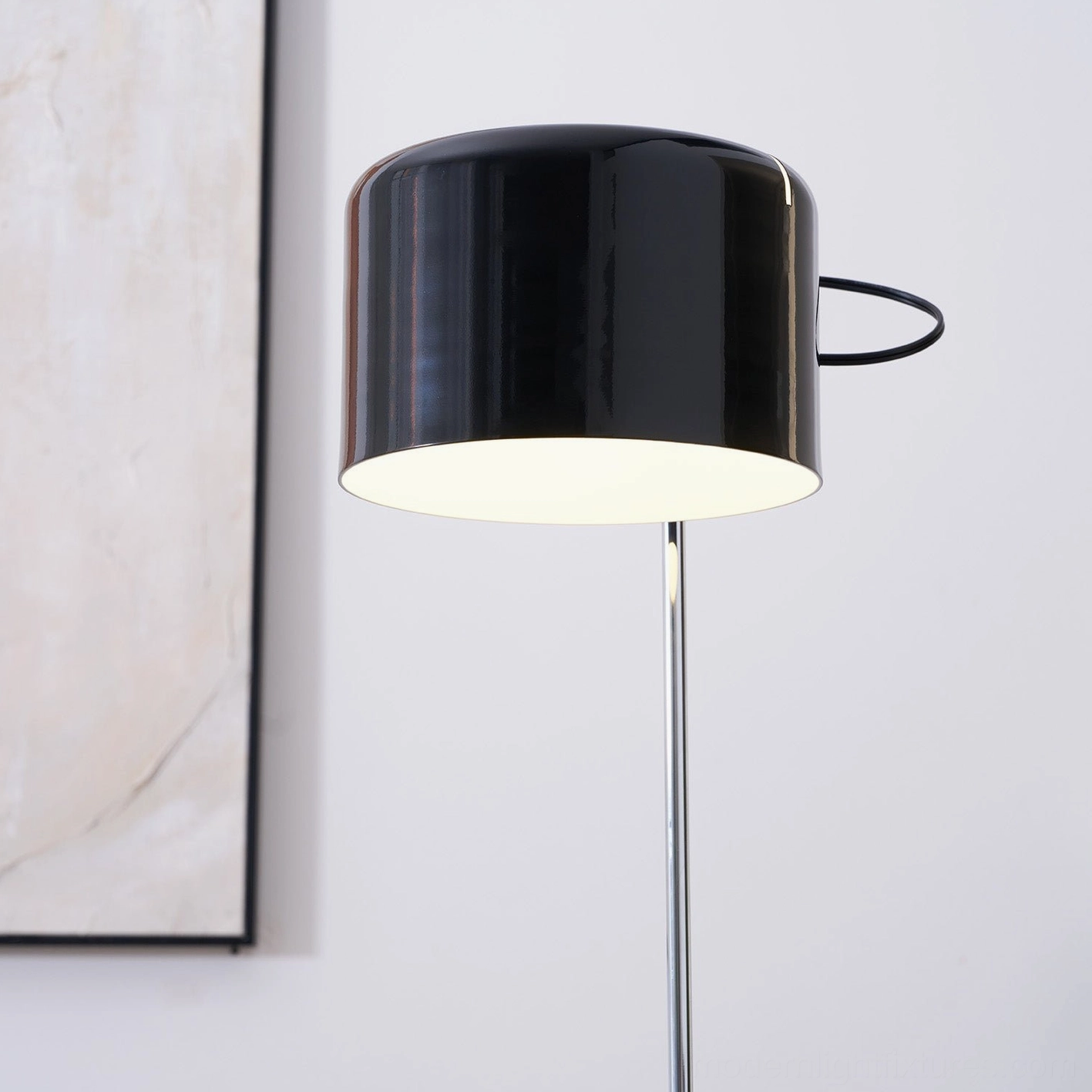 Coupé adjustable floor lamp with flexible positioning for gallery-quality artwork illumination