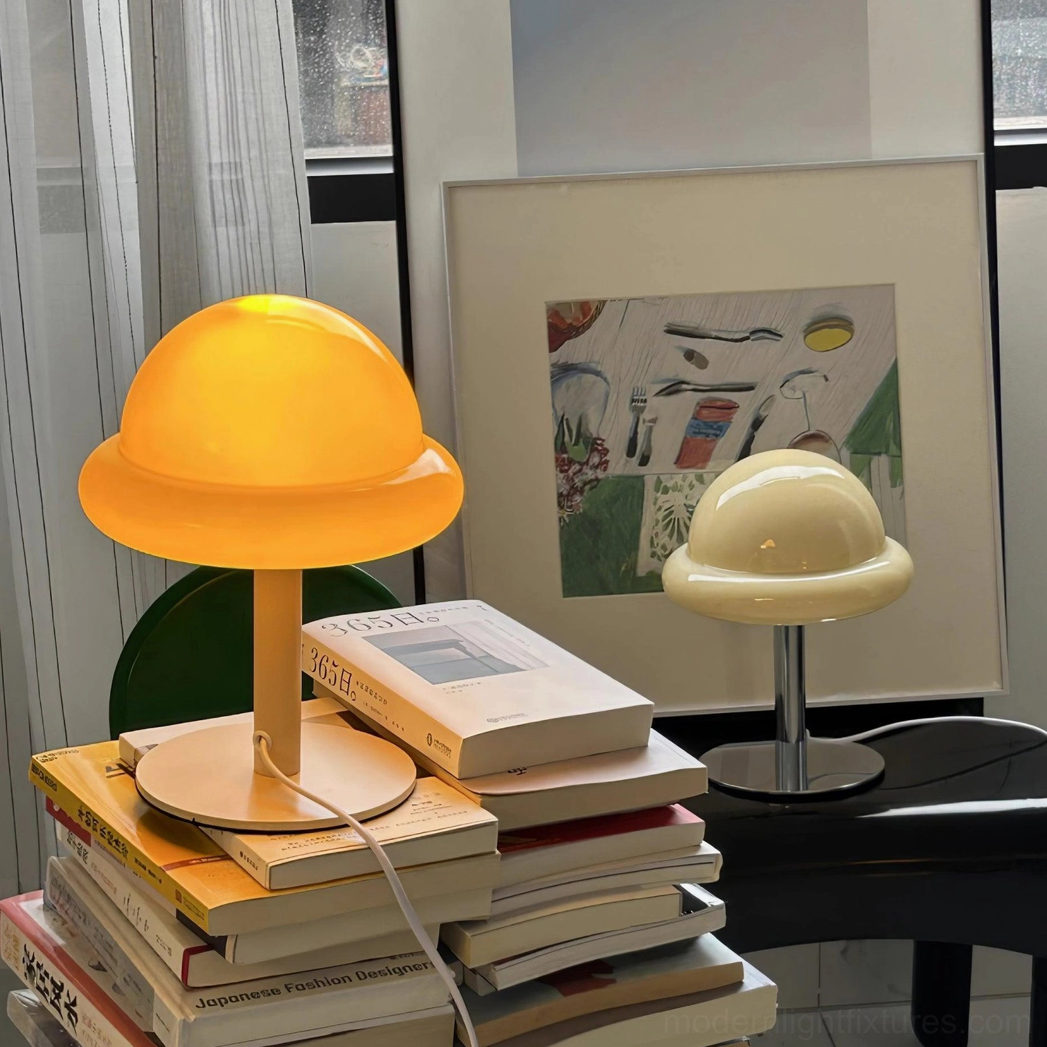 Kleine mushroom glass table lamp in cream color with chrome metal base, elegant studio presentation