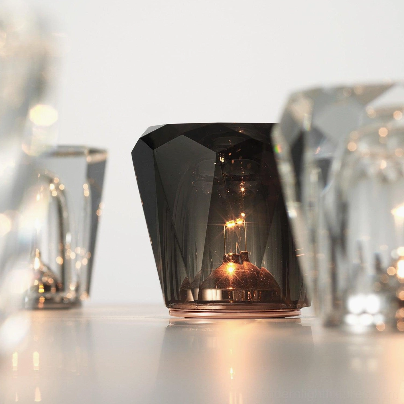 Crystal diamond table lamp runtime demonstration, 10-hour battery endurance proof, practical usage duration illustration