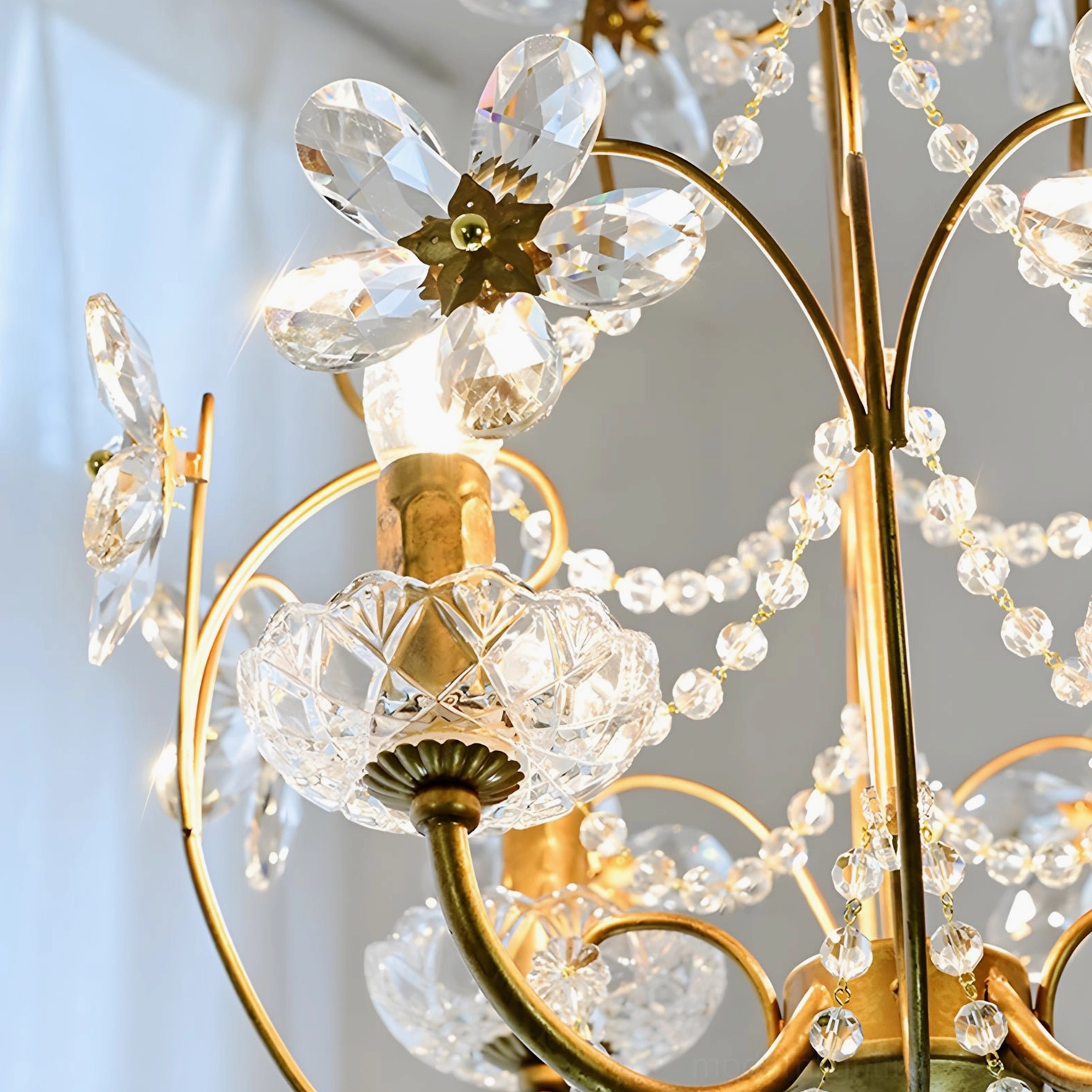 Cristavelle crystal pendant light showing faceted crystal arrangement and brass-finished metal arms