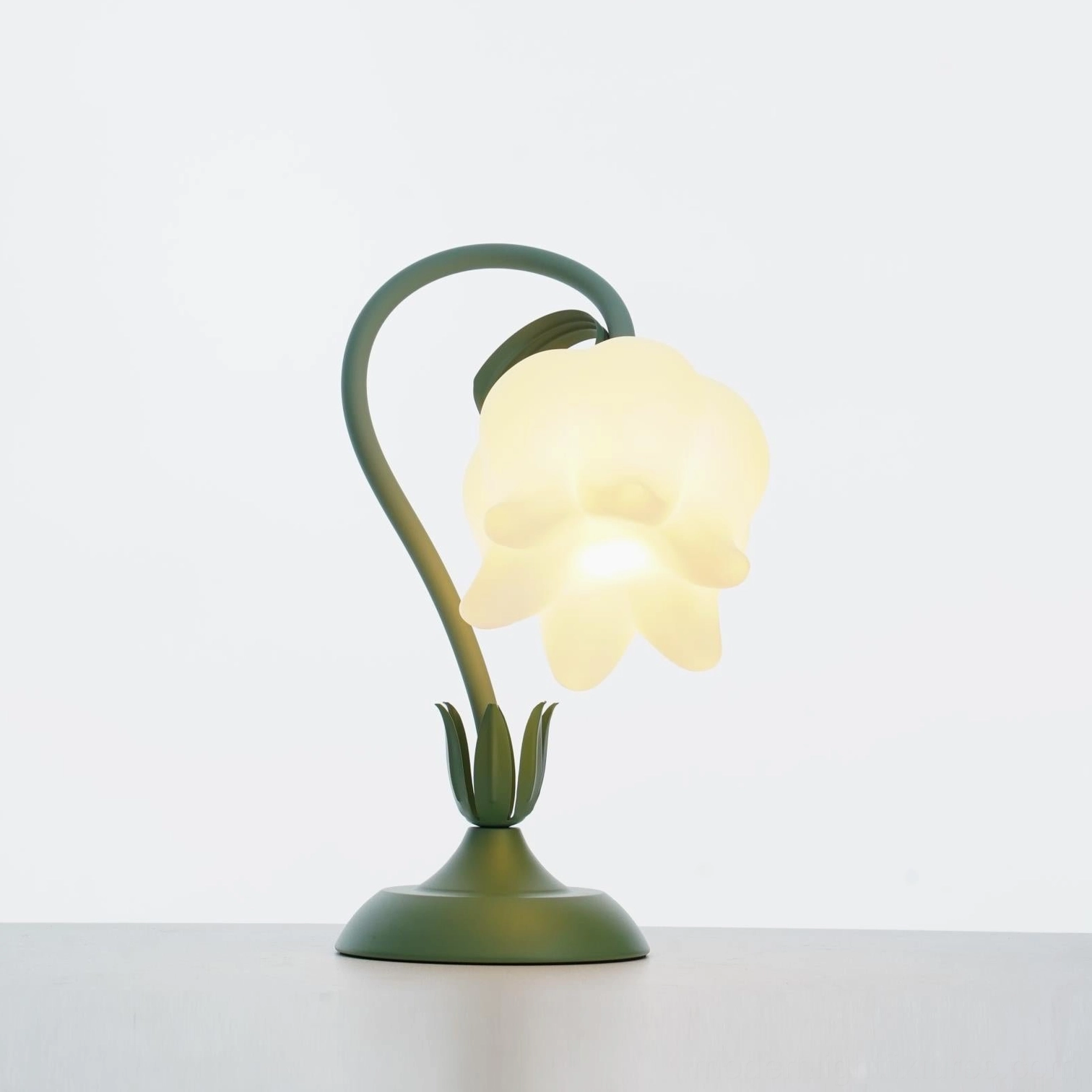Energy-efficient twist tulip LED table lamp with 5W power consumption and extended cord