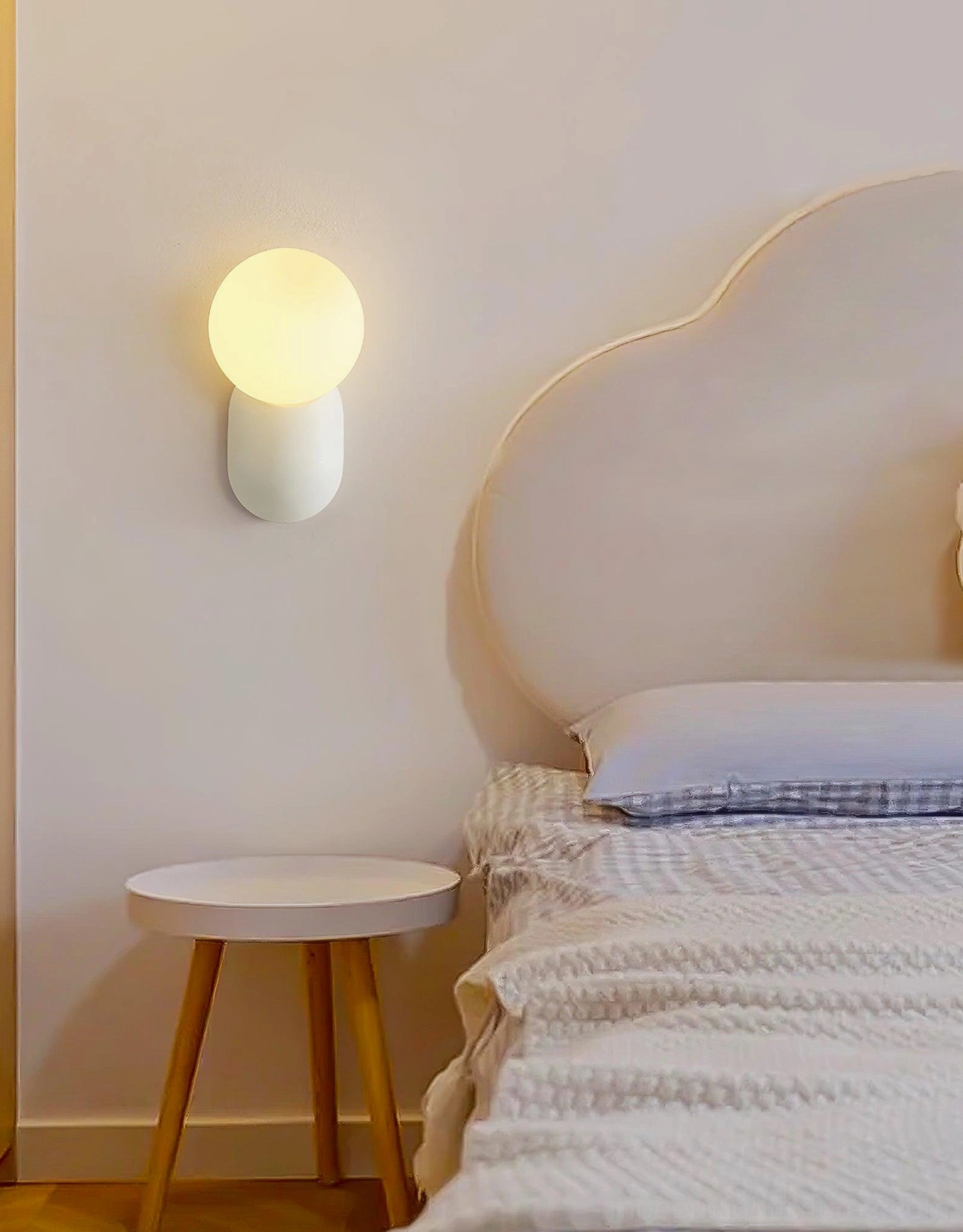 LED compatible wall sconce with 5W energy-efficient bulb operation, sustainable lighting solution