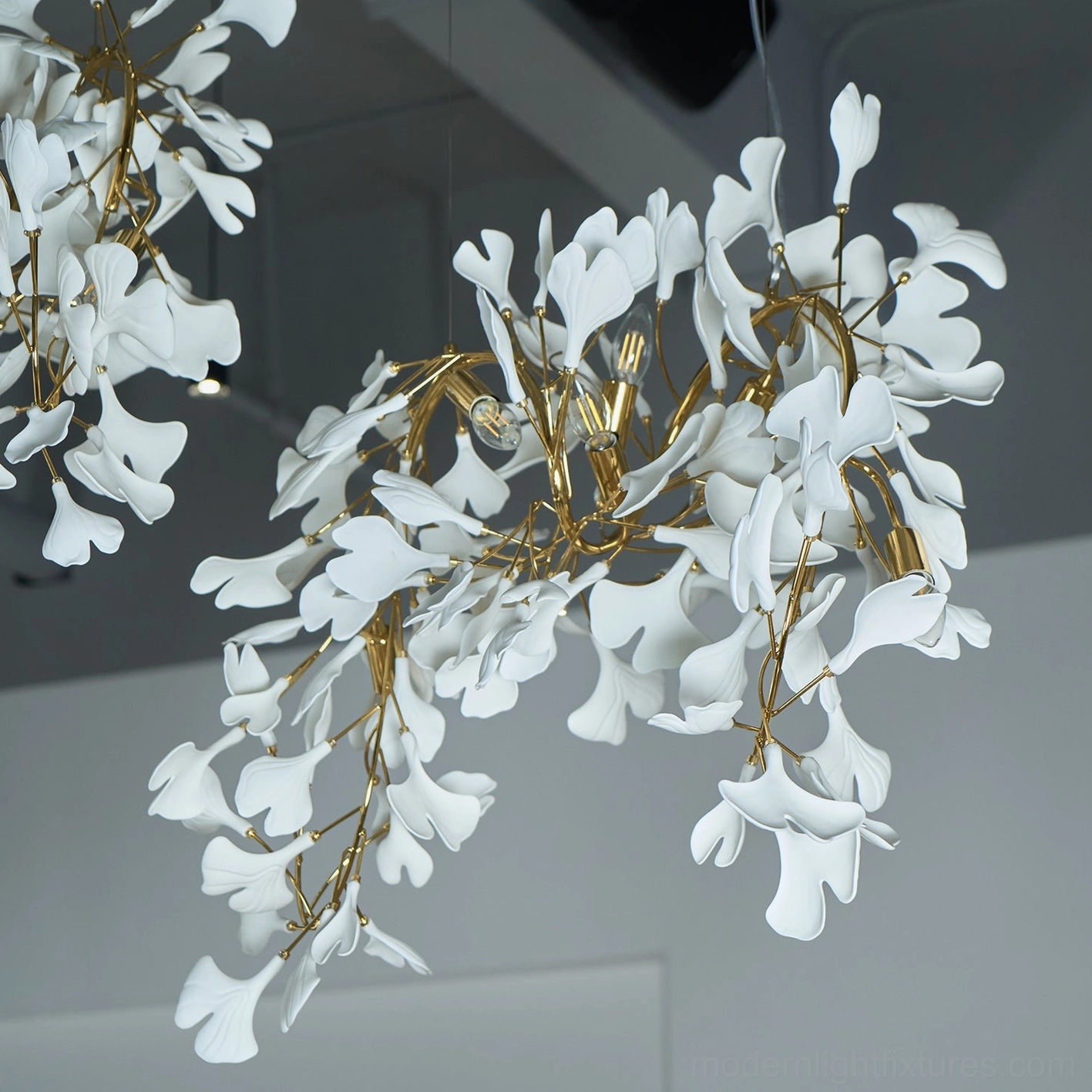 Ginkgo leaf pendant C style showing bulb capacity options and LED compatibility features