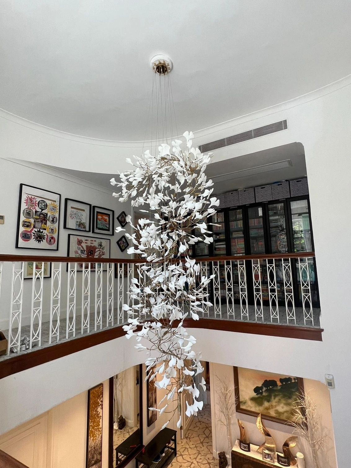 Modern ginkgo leaf pendant chandelier showcasing sculptural elegance and contemporary design