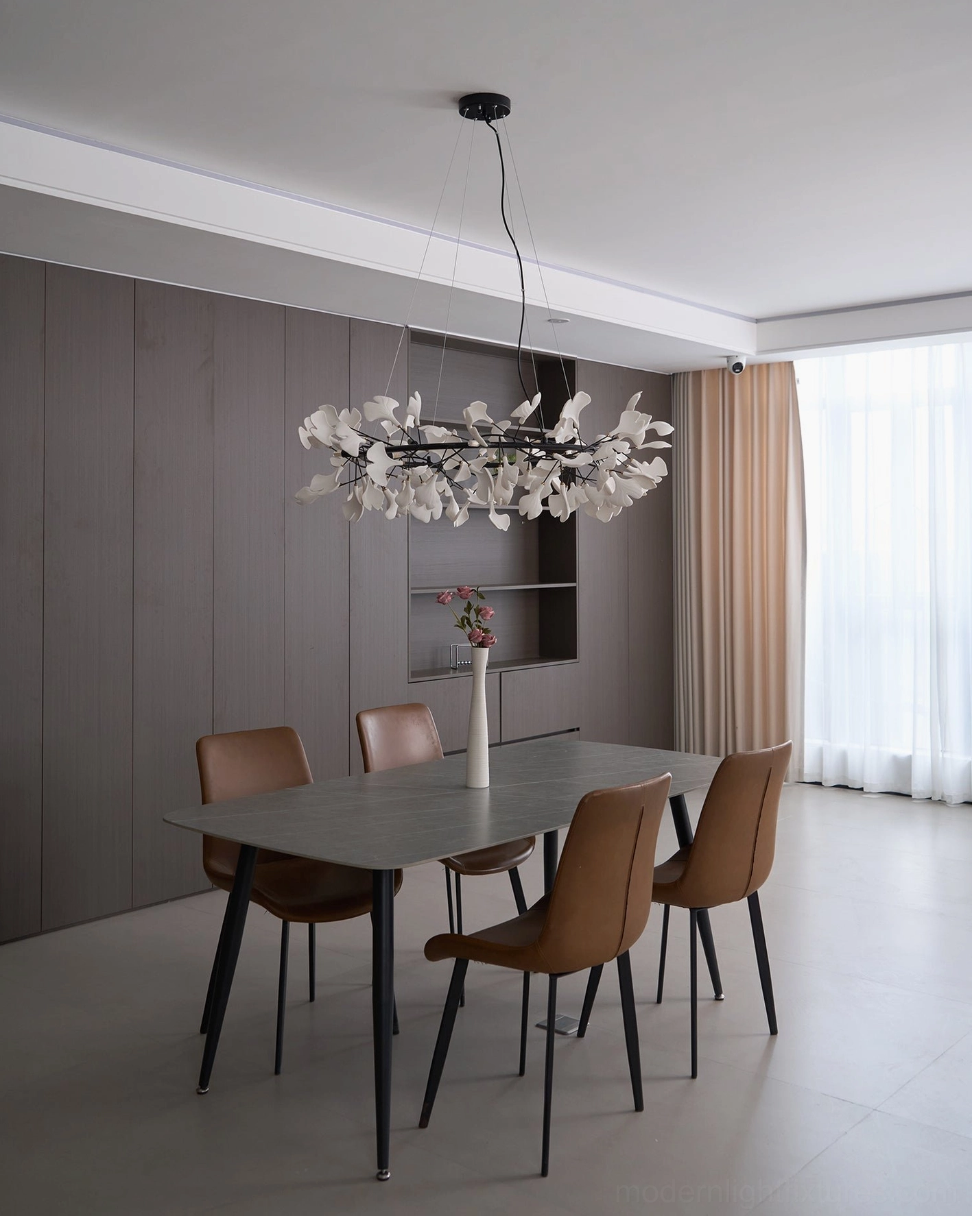 Ginkgo leaf chandelier O light distribution and warm glow ambient lighting performance