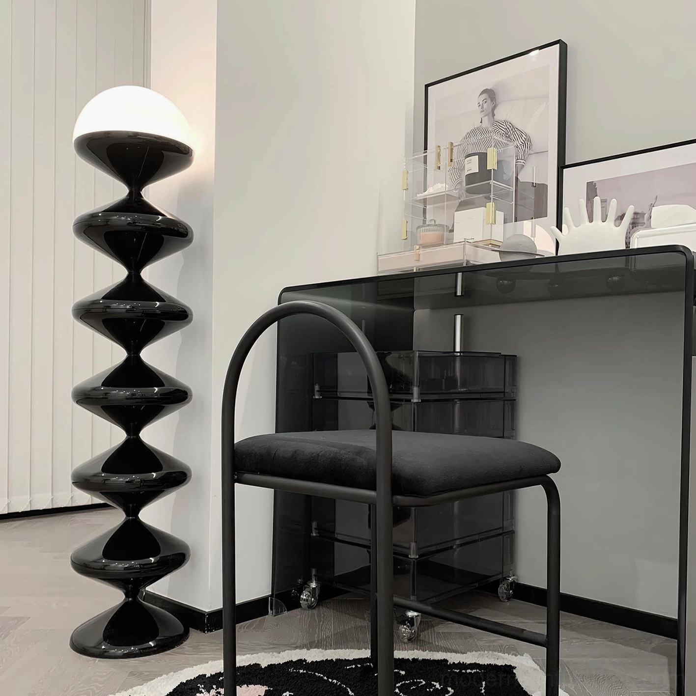 Black matte gourd floor lamp base and lower structure close-up detail photography