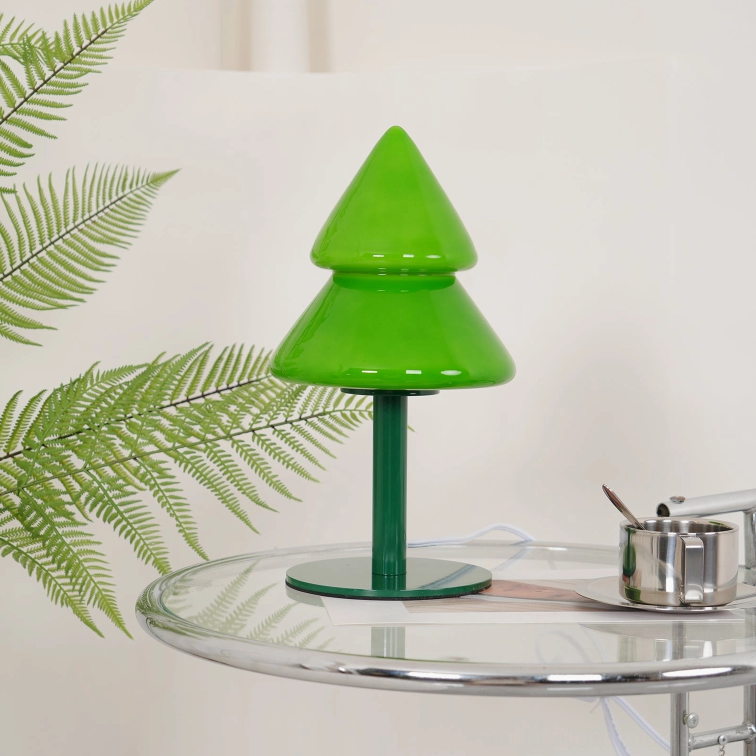 Installation guide visual showing proper setup of Christmas tree table lamp fixture