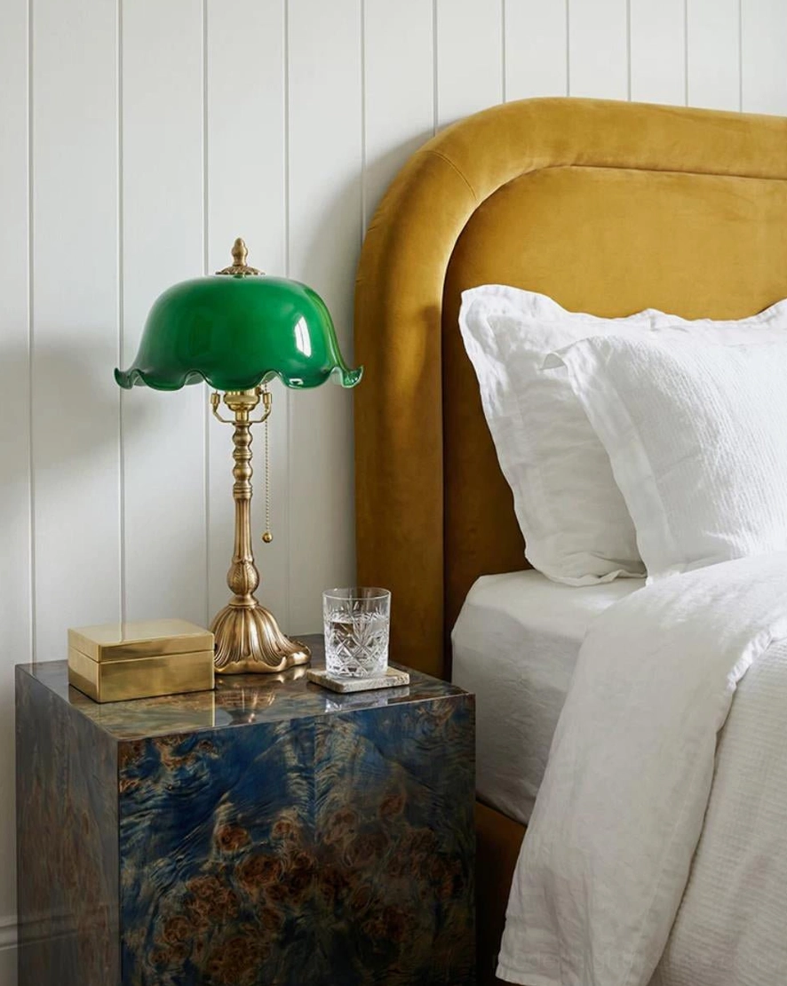 Jadelle table lamp socket and push switch mechanism with E27 bulb installation detail