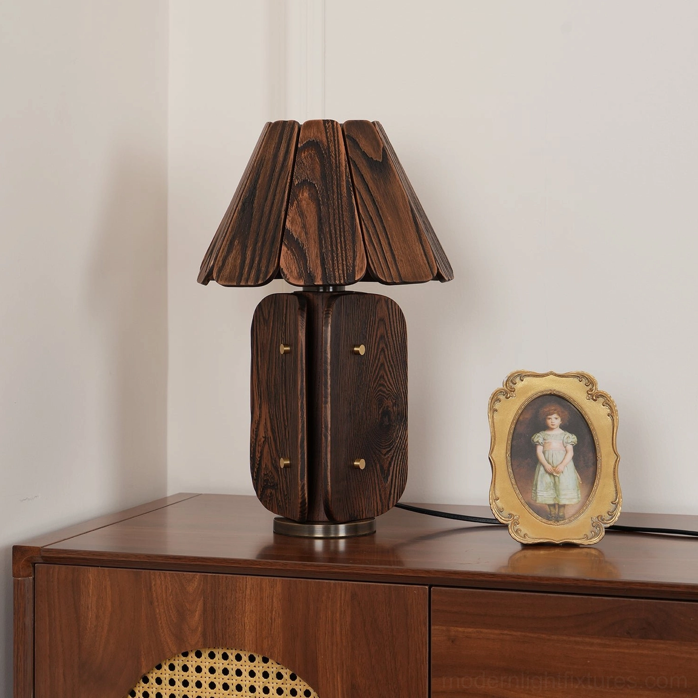 Kubec wooden table lamp showing warm color temperature light diffusion quality