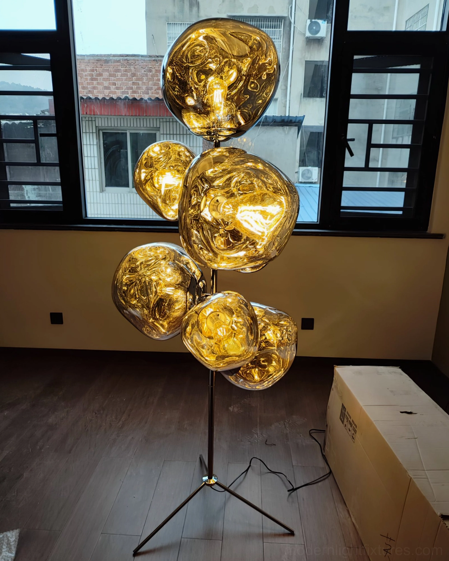 Modern bubble floor lamp with multiple mirrored shades showing light reflection patterns