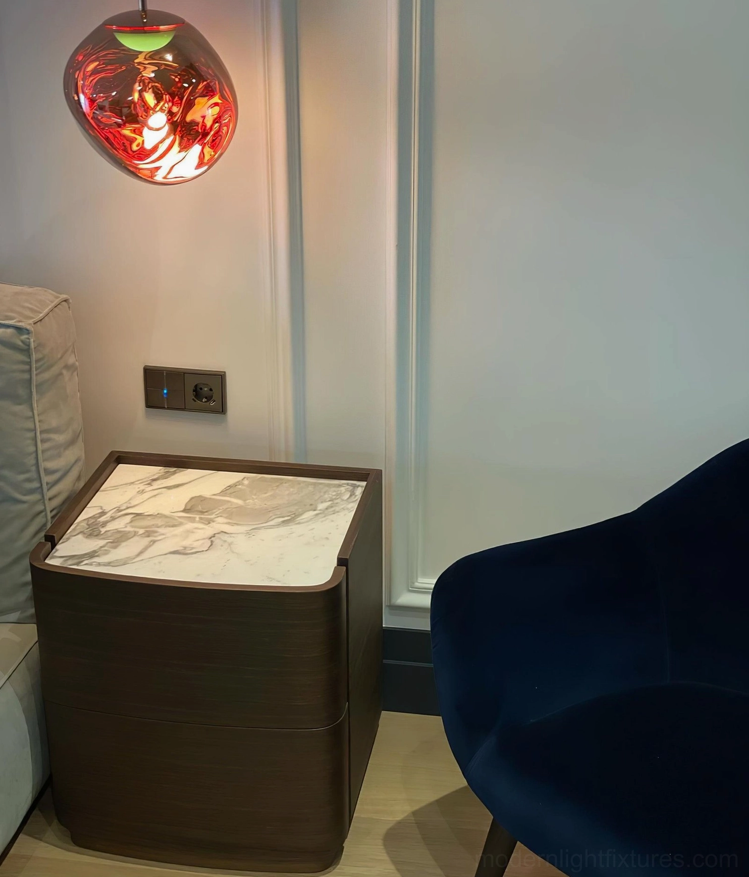 Pendant lamp fixture creating immersive fractured light atmospheric installation