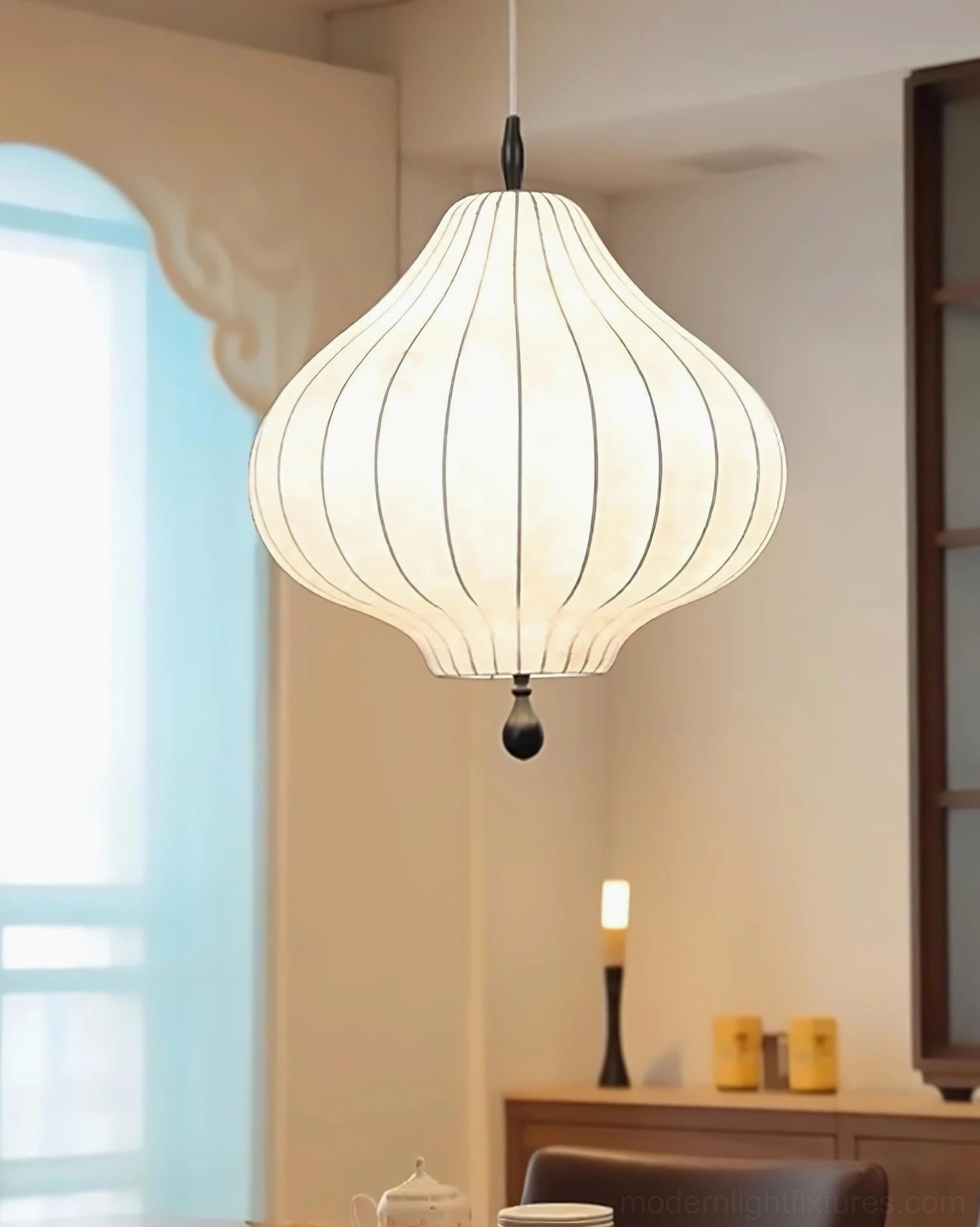 Leocadia modern pendant lamp in cozy dining corner with warm ambient glow and black metal finial
