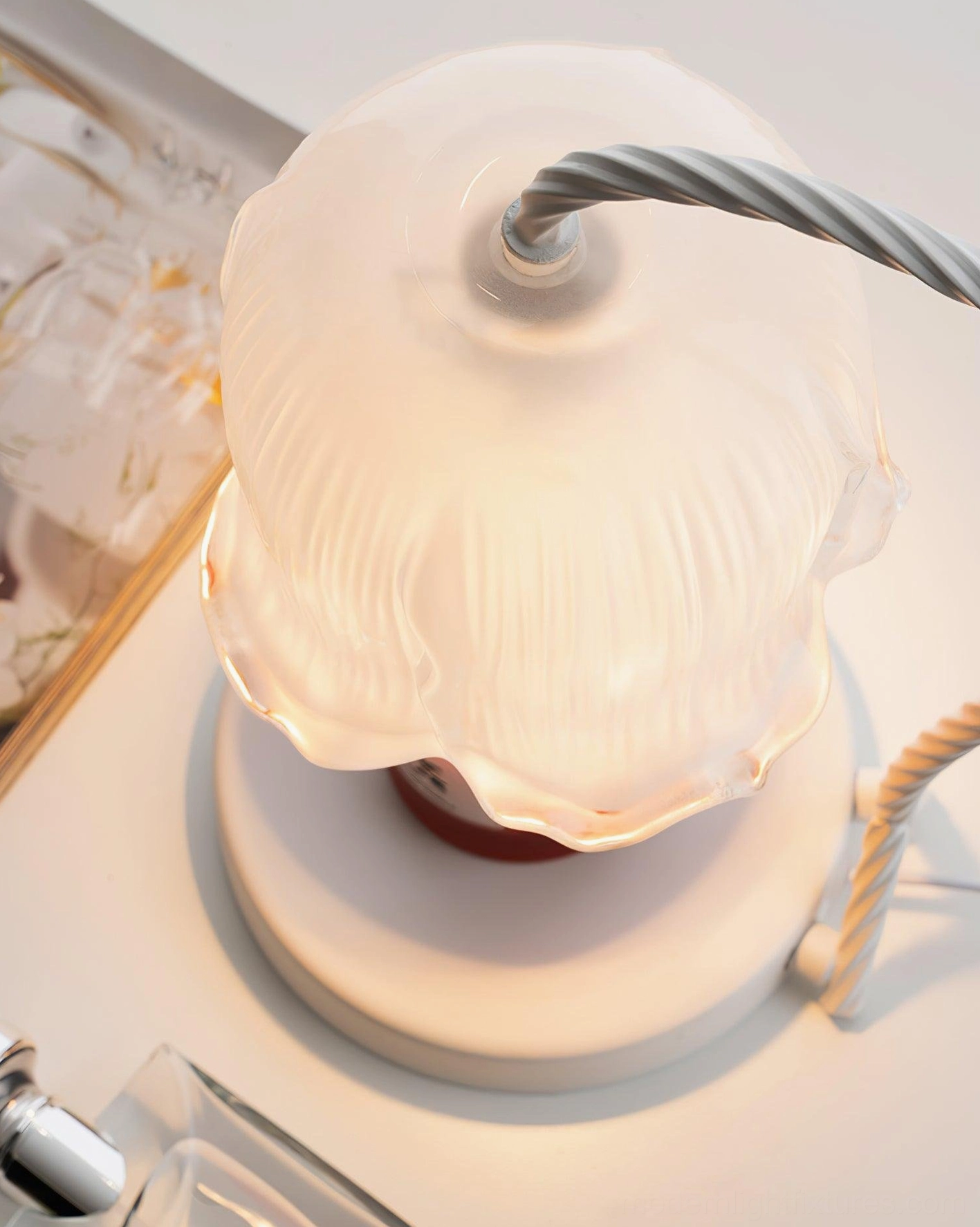 Frosted glass candle warmer lamp aromatherapy table lamp with delicate flower-inspired design