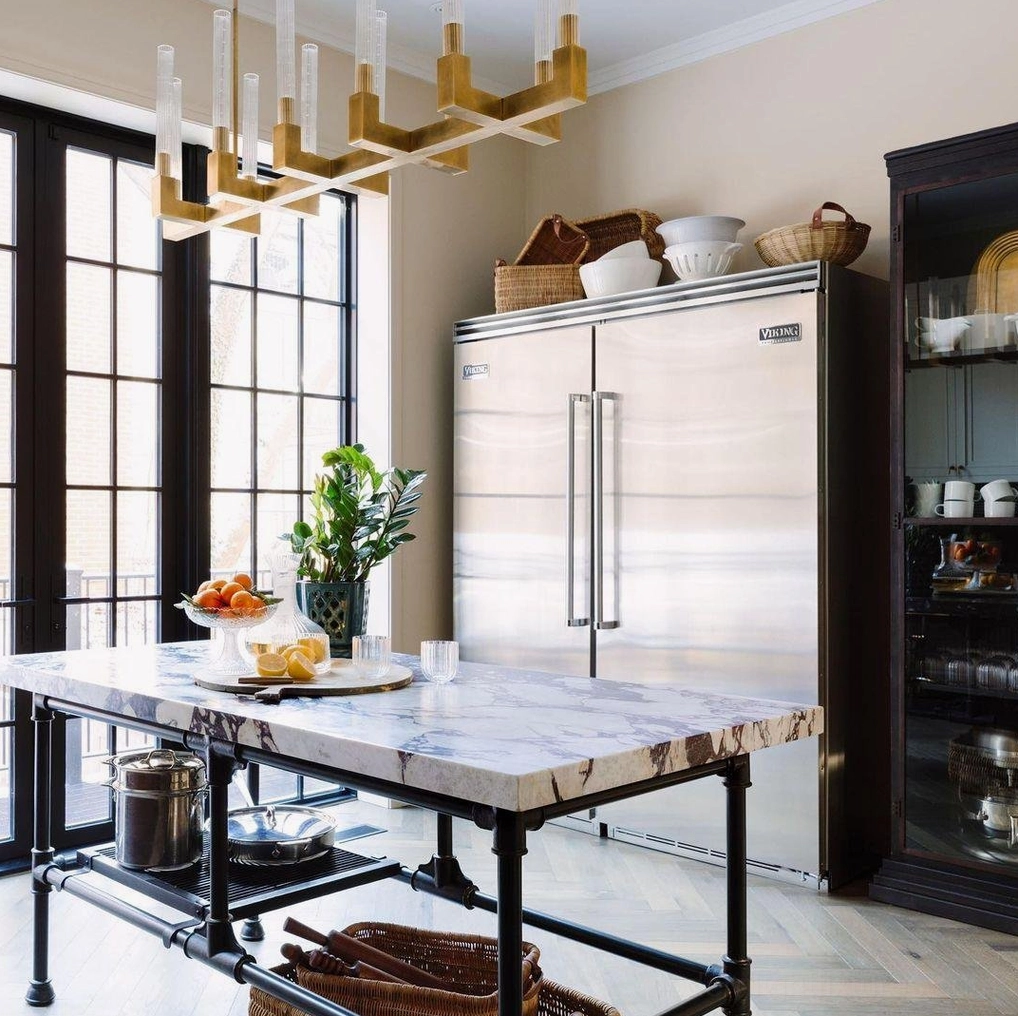 Contemporary linear chandelier ribbed glass shades Edison effect warm ambiance dining