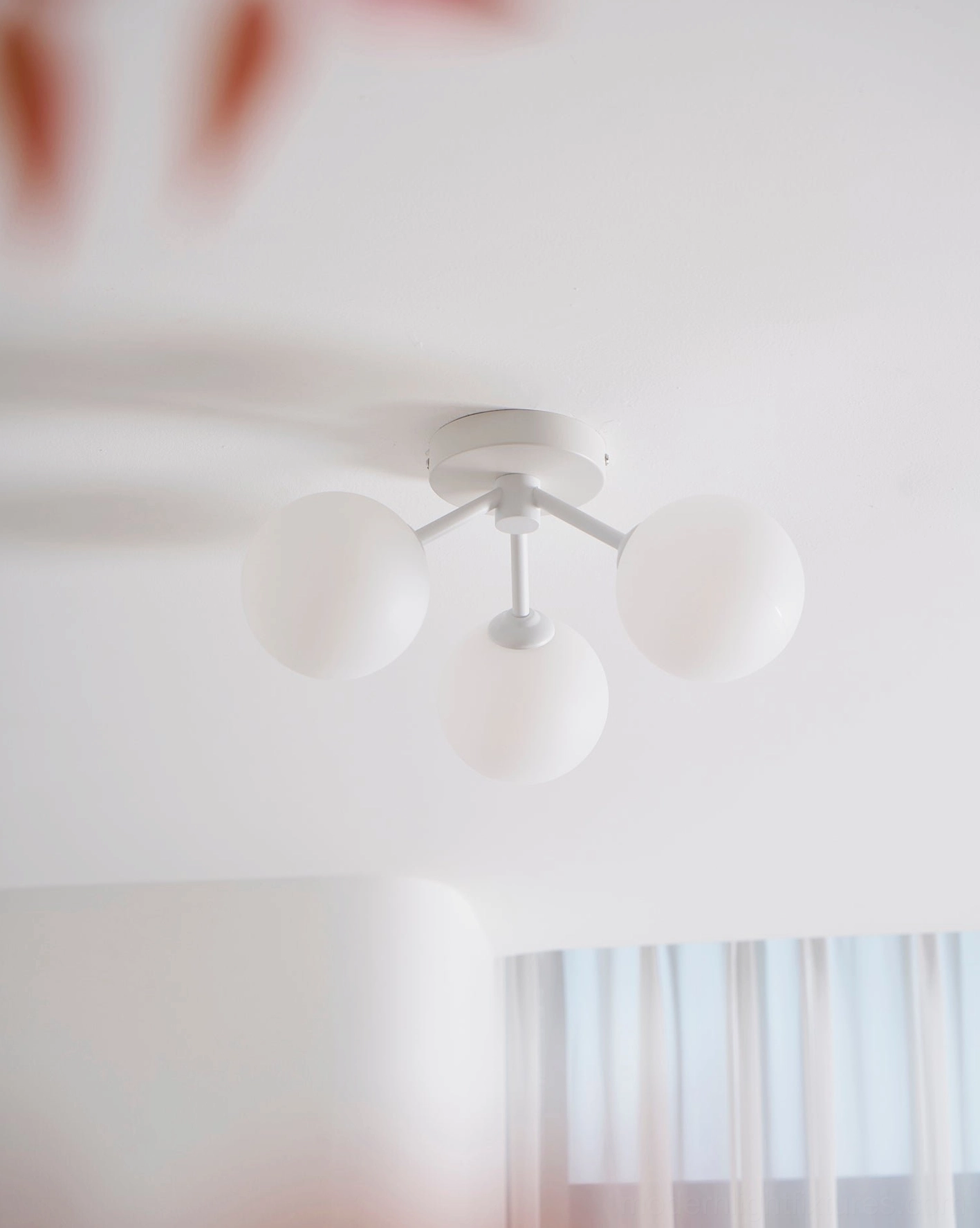 Contemporary three-globe ceiling light Lorelai warm white minimalist design