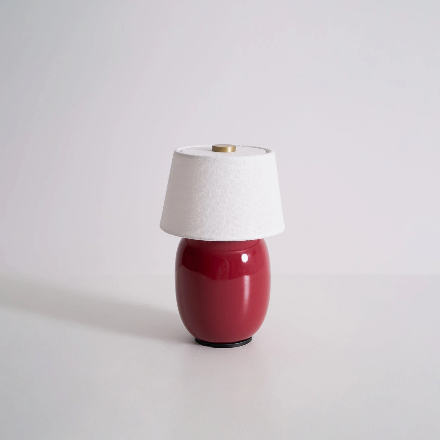 Minimalist table lamp paired with natural wood furniture and organic textures – Scandinavian interior design styling