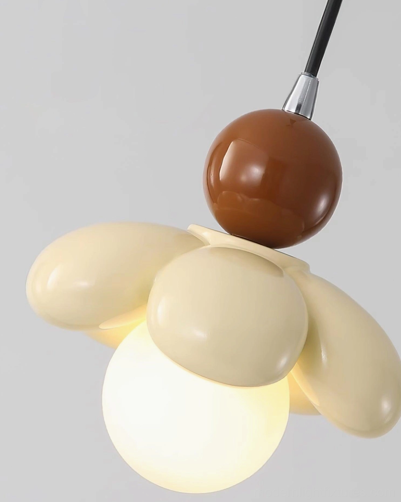 Maru Flower Pendant Light with adjustable 150cm wire, hanging height demonstration
