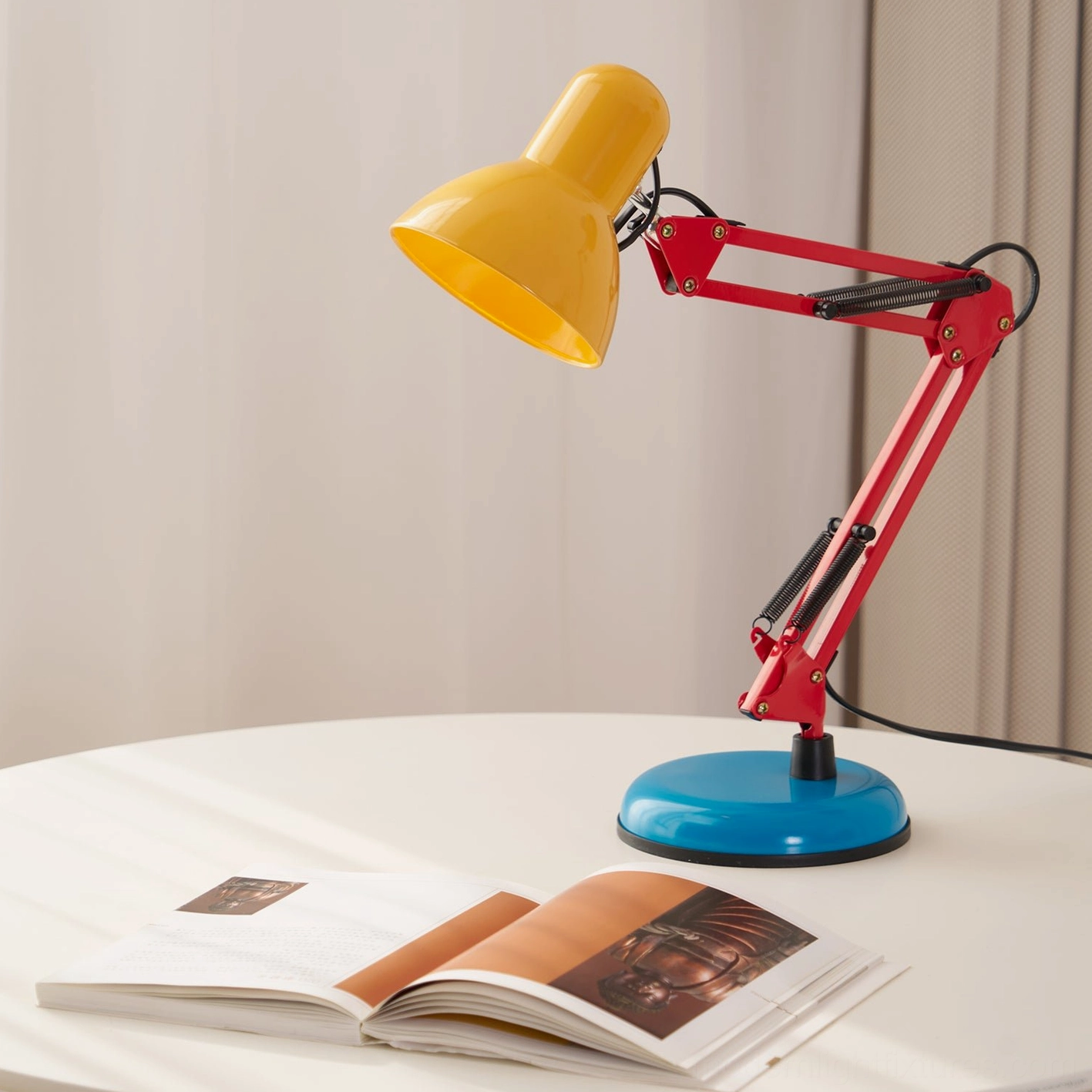 Memphis-style table lamp with alternative bulb types displayed - 40W incandescent and LED bulb options for flexible lighting solutions