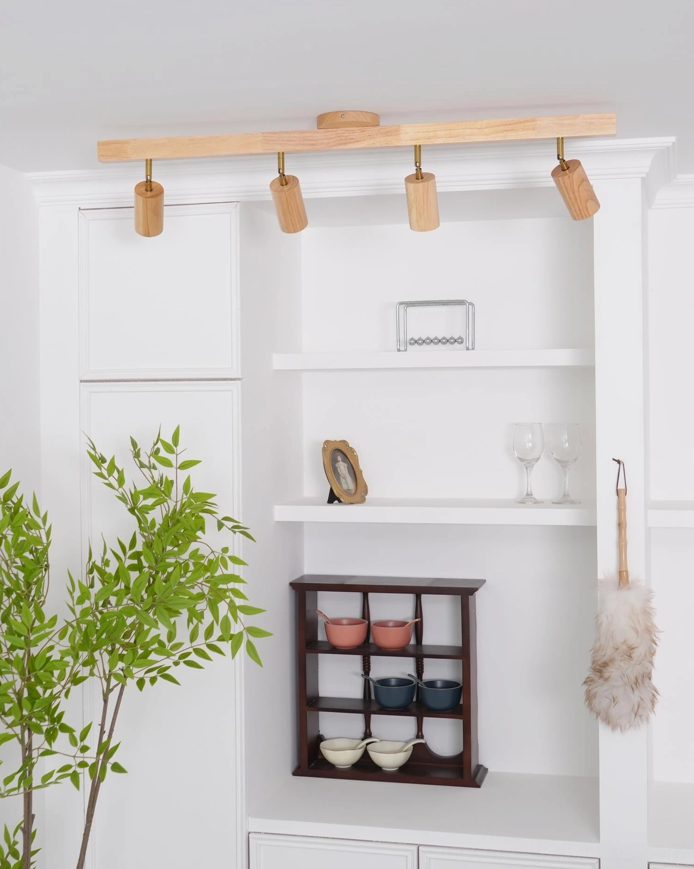 Merlo wooden track fixture showing LED light source and warm white 3000K color