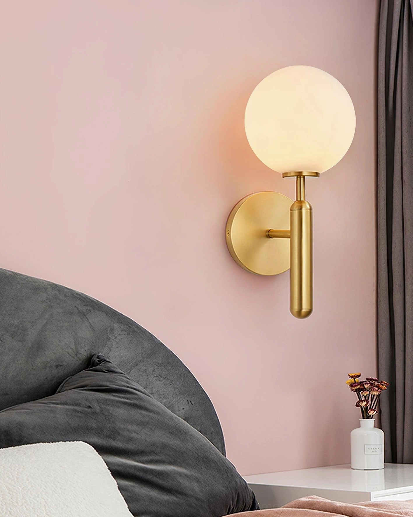 Nordic wall sconce Miira on pink accent wall bedroom, ambient lighting effect with dark gray bedding