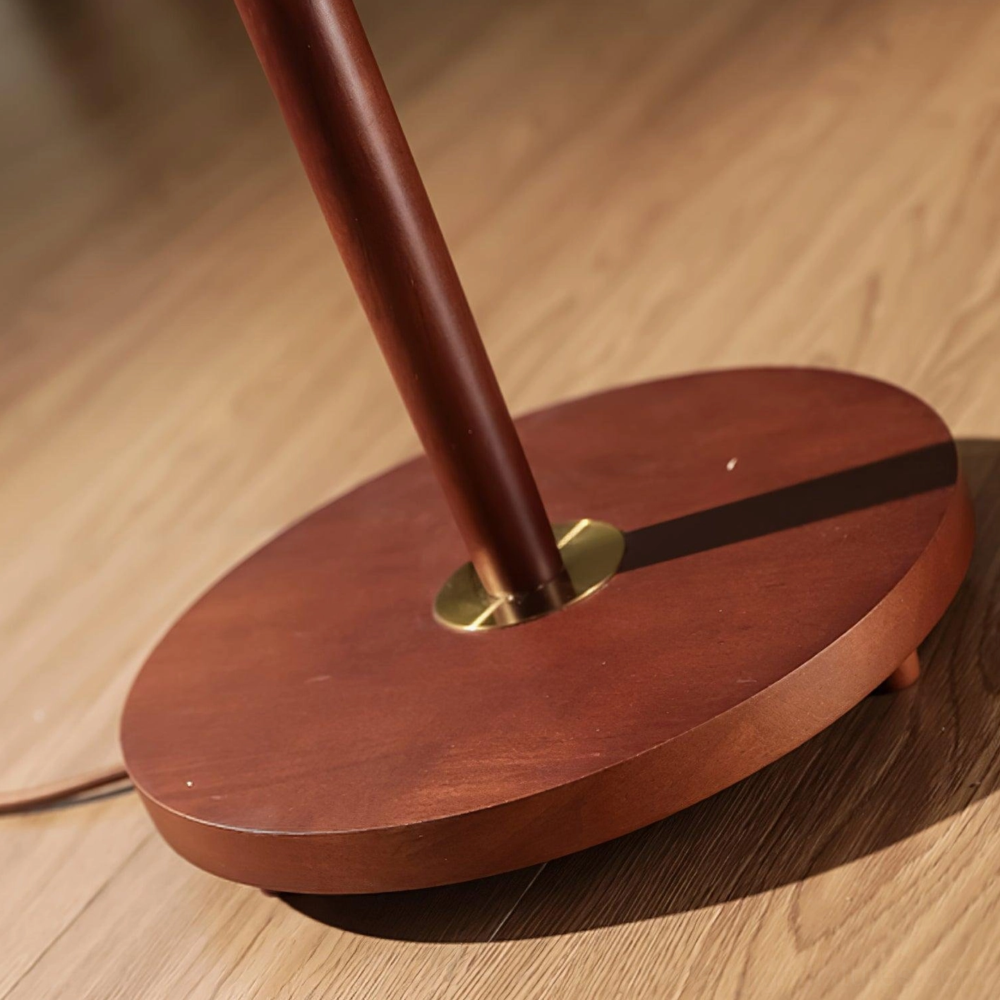 Vintage mushroom floor lamp with walnut wood and gold metal details in mid-century modern bedroom