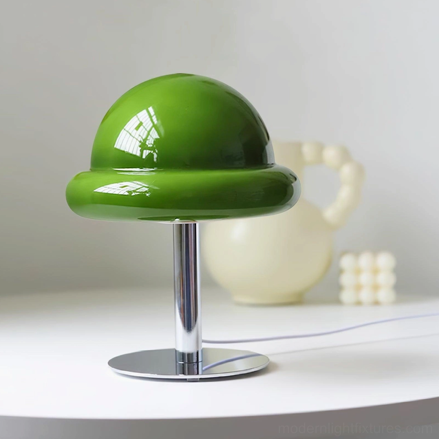 Kleine mushroom glass dome lamp with soft pink shade, close-up detail of lustrous glass finish
