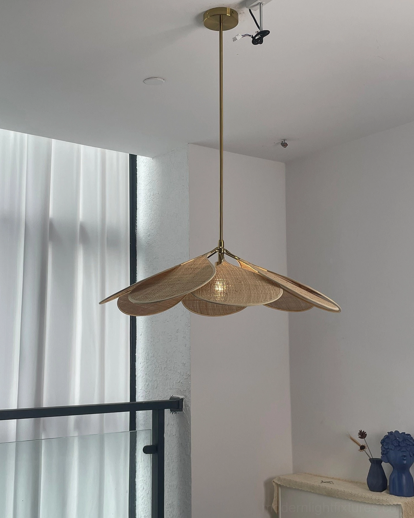Rattan pendant lamp showing E26 E27 bulb socket and 40W incandescent LED compatibility