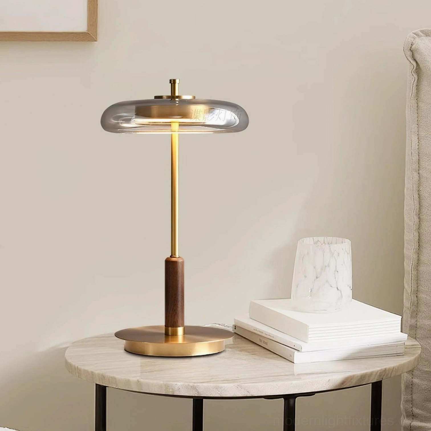 Redondo amber glass table lamp warm light diffusion demonstration