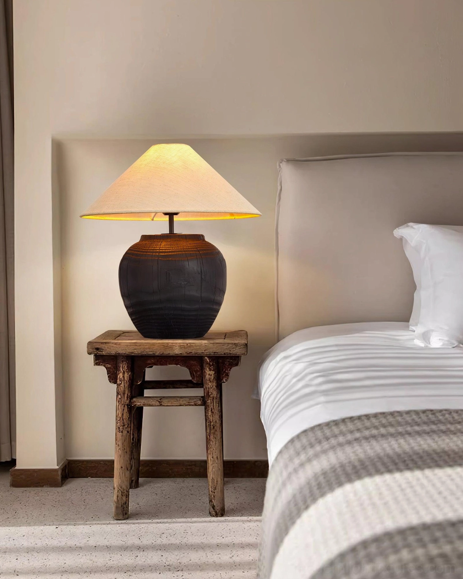 Black resin table lamp 360 degree rotation view contemporary design