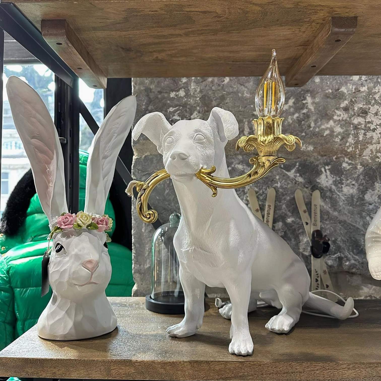 Rio dog table lamp decorative detail, modern dog-shaped light fixture, resin and gold metal contemporary lamp