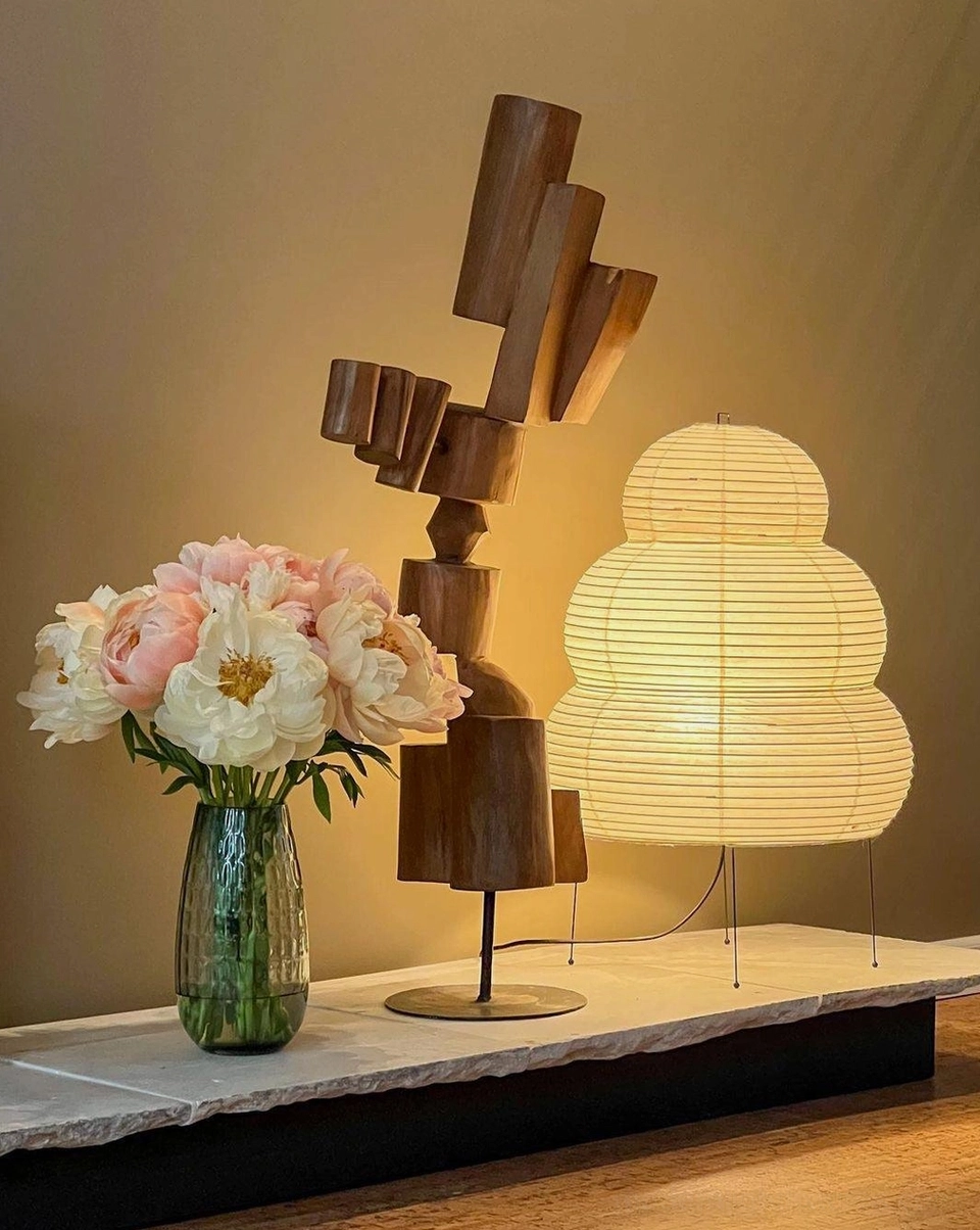 Tiered table lamp metal frame and electrical components, structural assembly detail