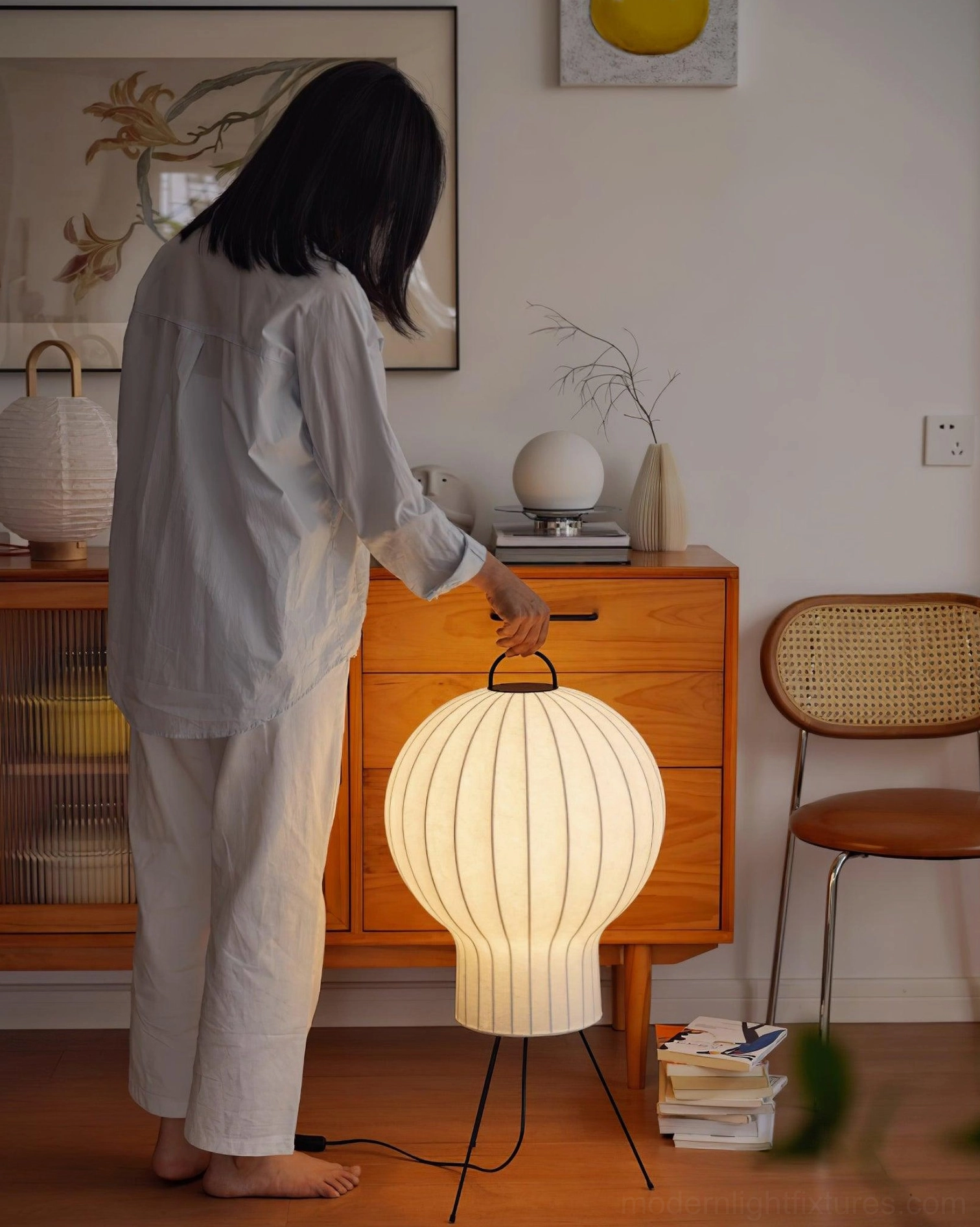 Silk floor lamp E26 E27 socket compatibility and bulb accommodation details